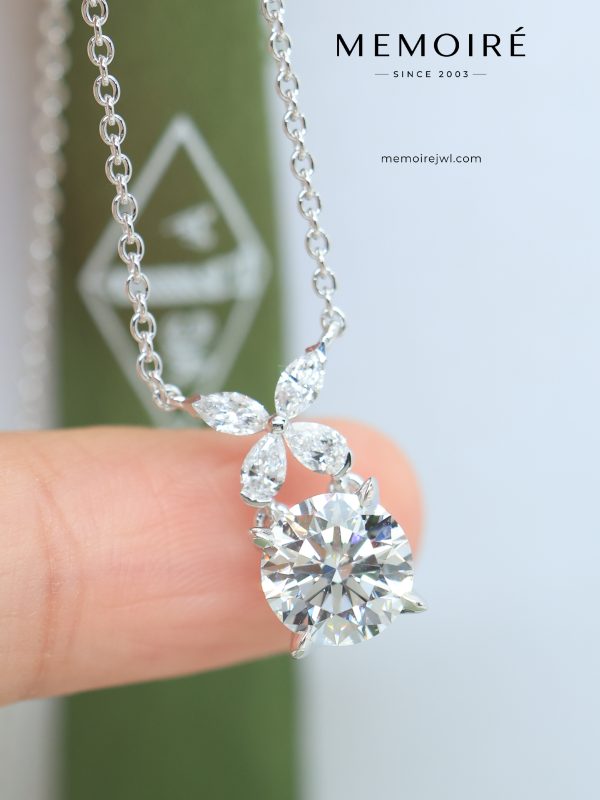 MEMOIRÉ White Gold Marquise Butterfly & Round Diamond Necklace