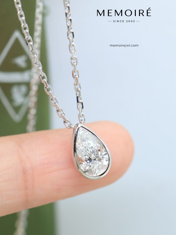 MÉMOIRÉ 18K White Gold Pear Shape Bezel Diamond Necklace