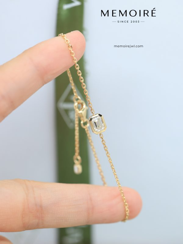 MÉMOIRÉ 18K Gold Bezel Emerald Solitaire Diamond Bracelet
