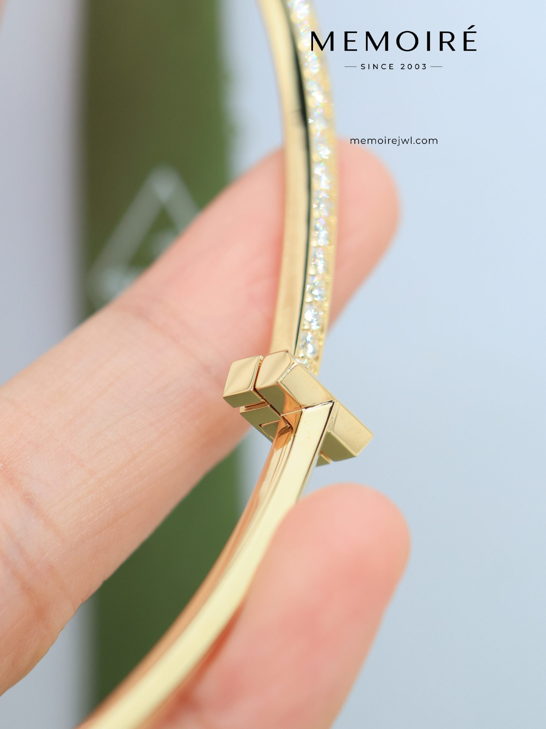 MEMOIRÉ Yellow Gold Narrow T1 Diamond Bangle