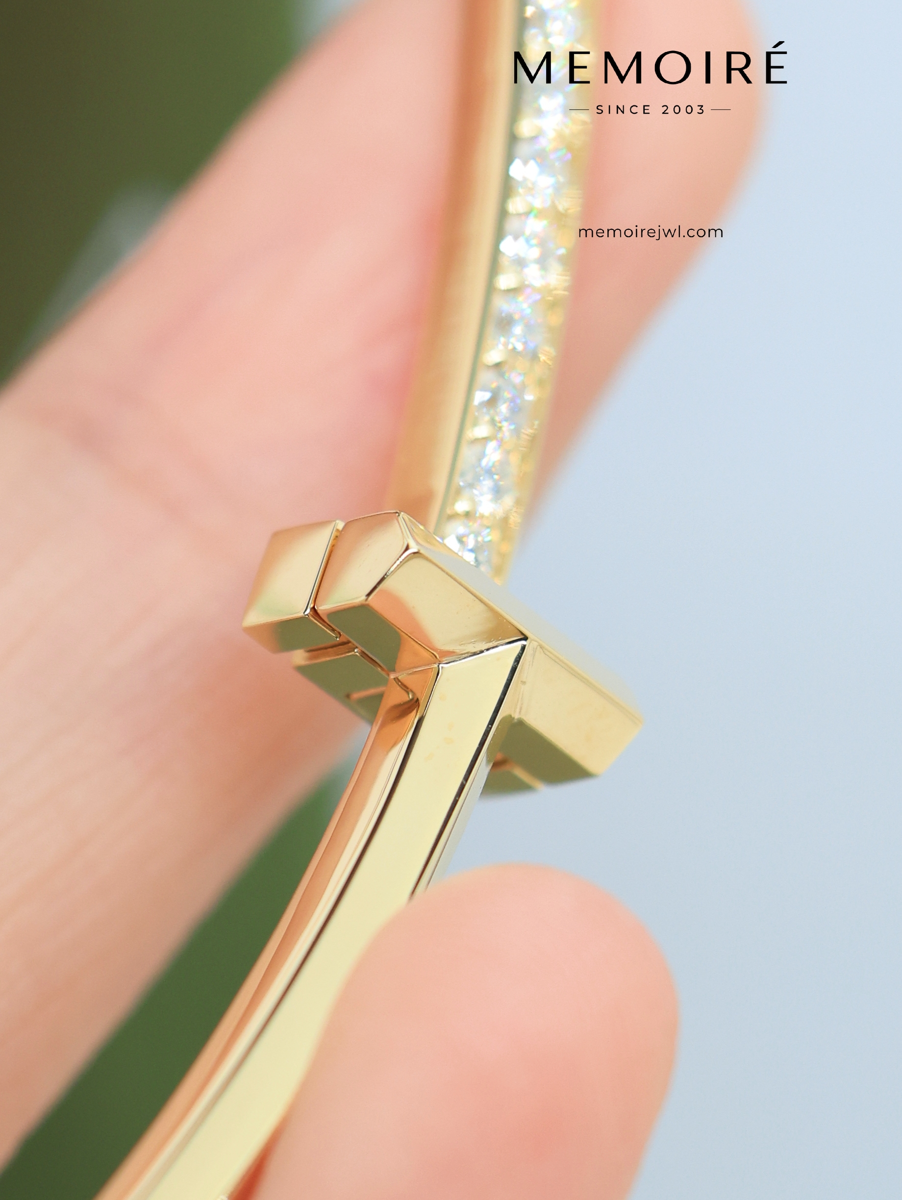 MEMOIRÉ Yellow Gold Narrow T1 Diamond Bangle - Image 3