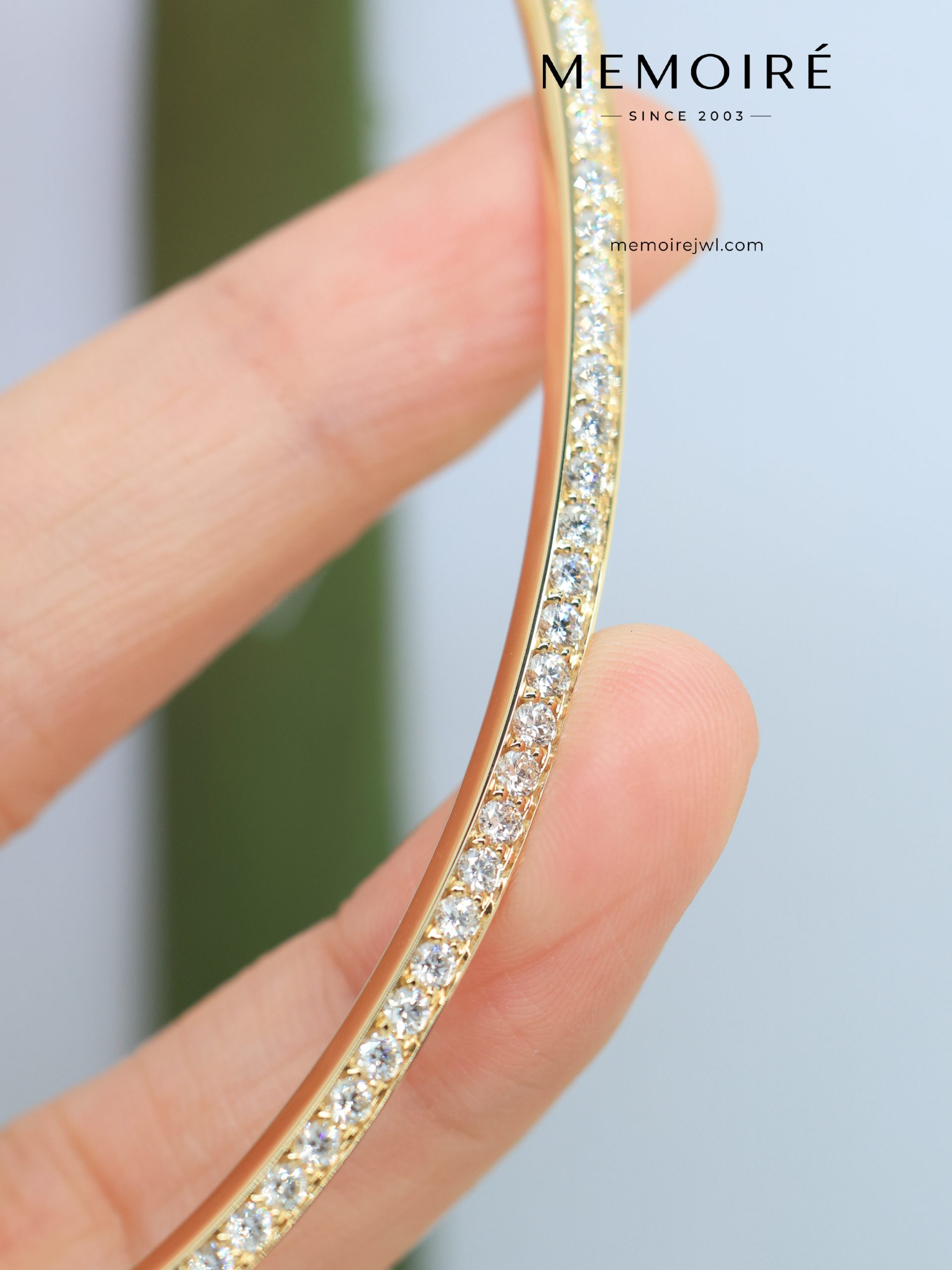 MEMOIRÉ Yellow Gold Narrow T1 Diamond Bangle - Image 4