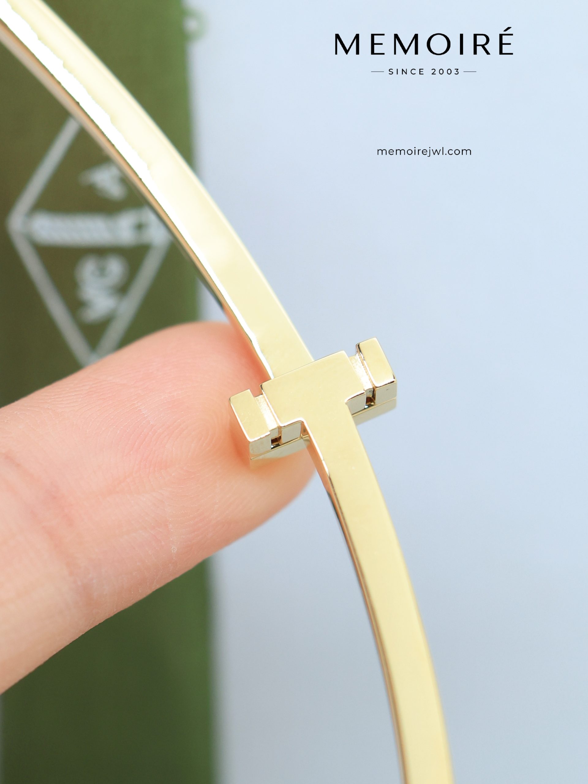 MEMOIRÉ Yellow Gold Narrow T1 Diamond Bangle - Image 5