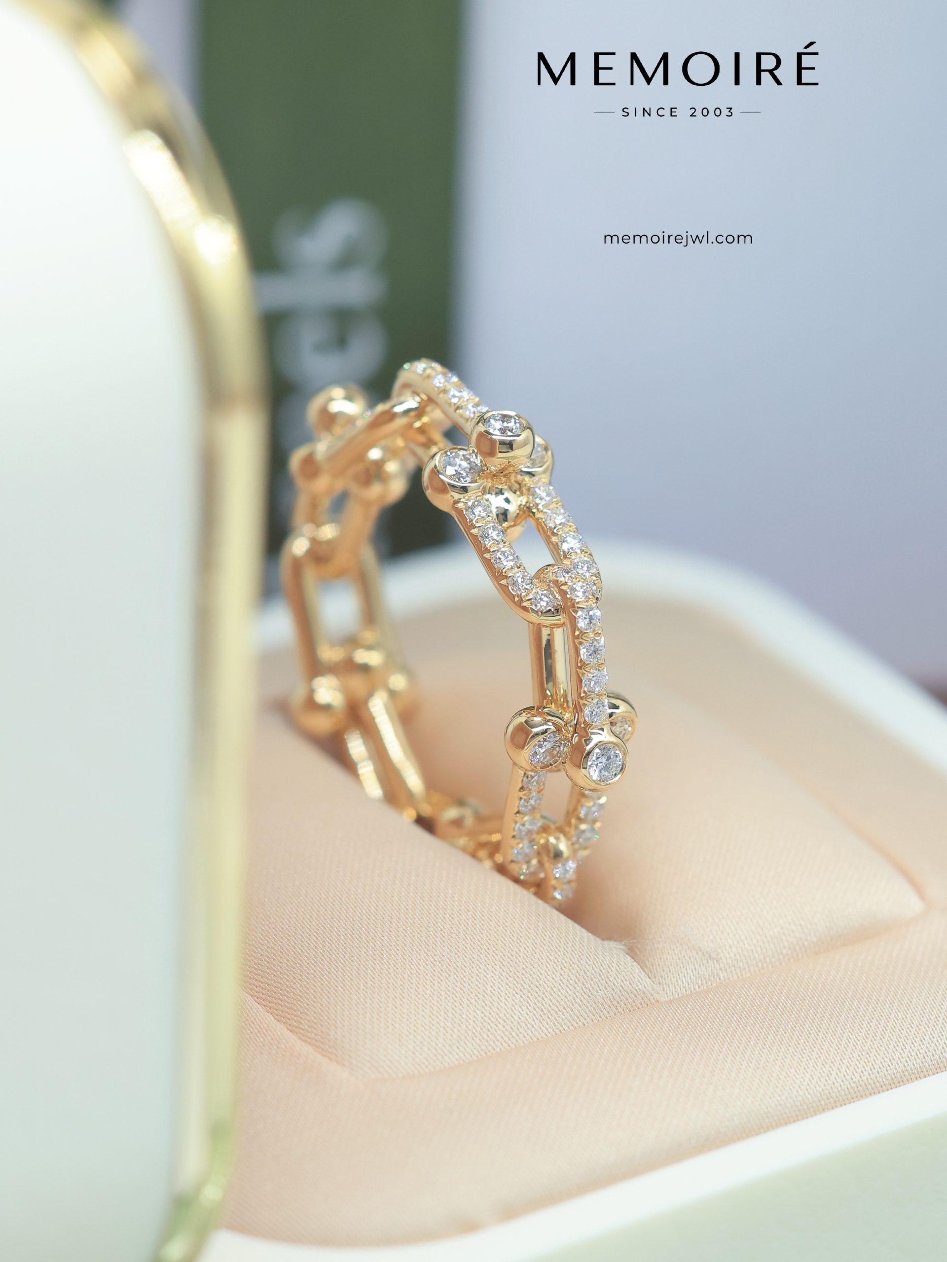 MEMOIRÉ Yellow Gold Full-Pave U-Link Horseshoe Ring - Image 3