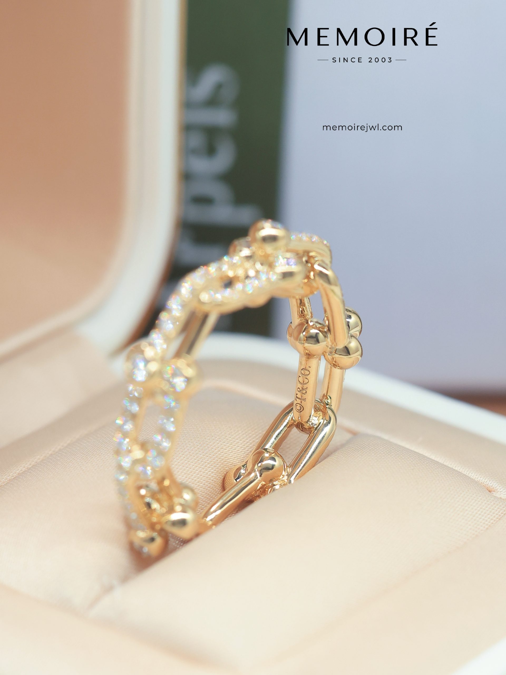 MEMOIRÉ Yellow Gold Full-Pave U-Link Horseshoe Ring - Image 4