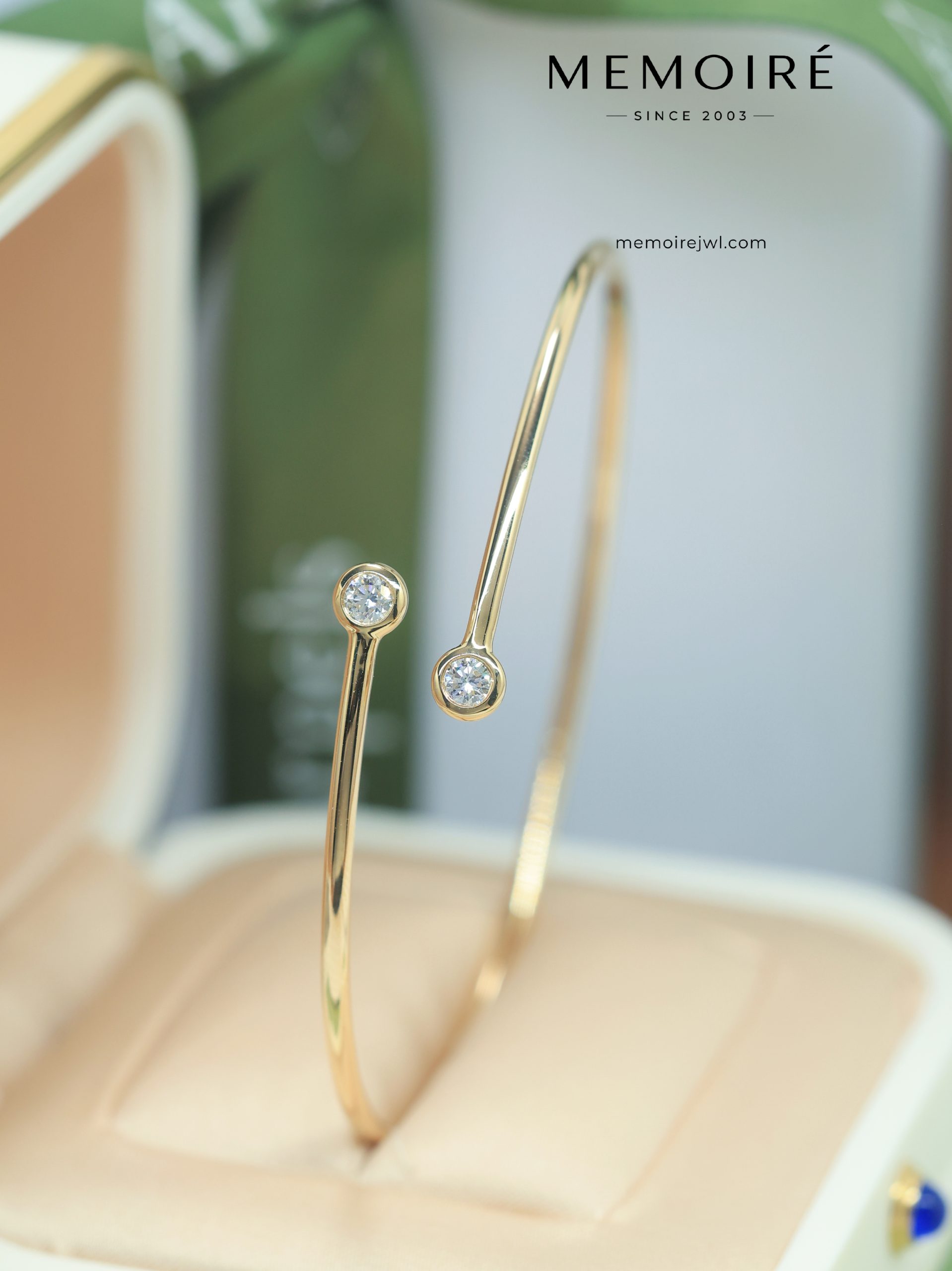 MEMOIRÉ Yellow Gold 2-Stone Bezel-Set Diamond Bangle