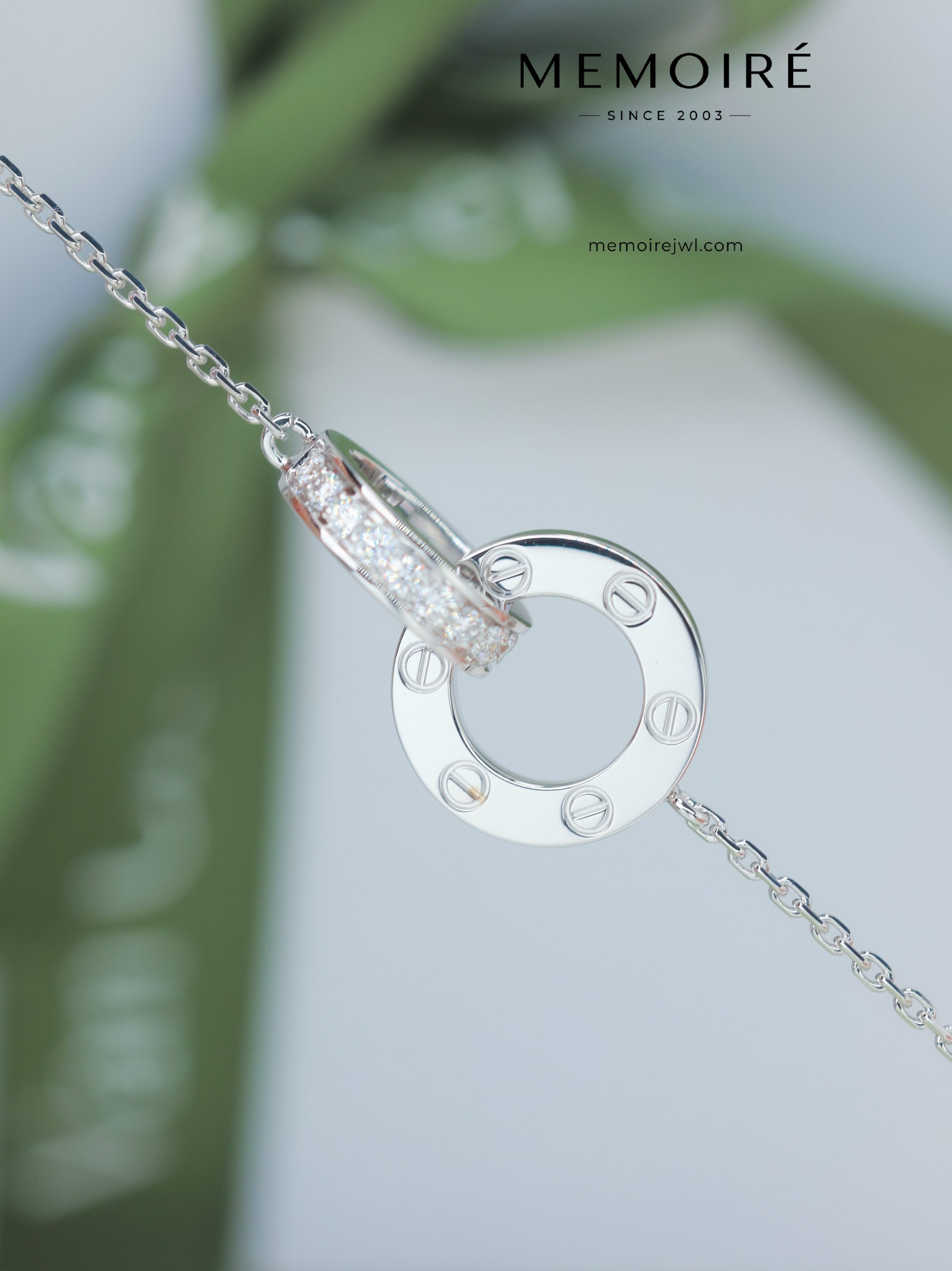 MÉMOIRÉ 18K White Gold Interlocking Circle Diamond Necklace - Image 3