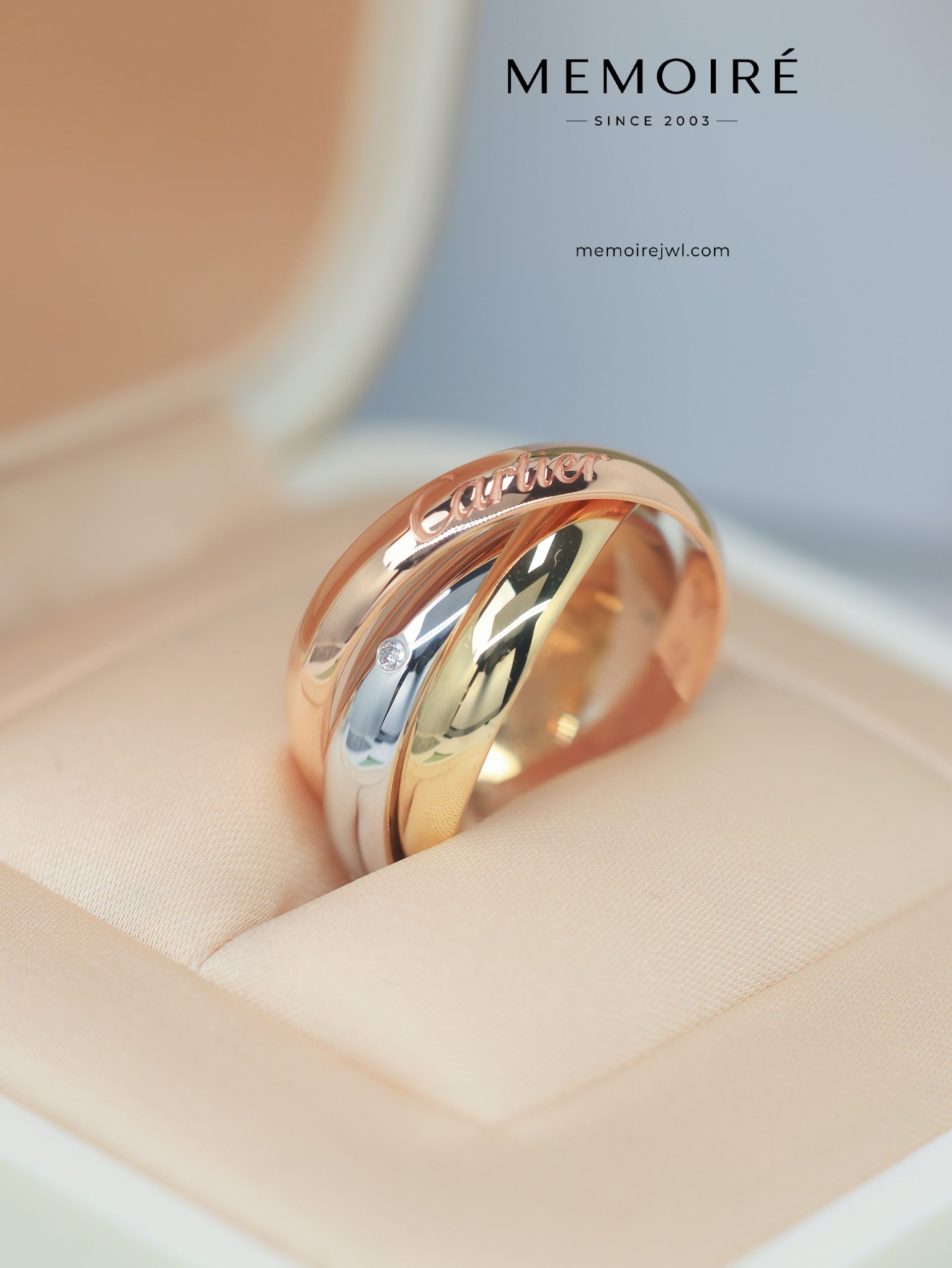 MÉMOIRÉ 18K Tri-Color Intertwined Single Diamond Band Ring - Image 3