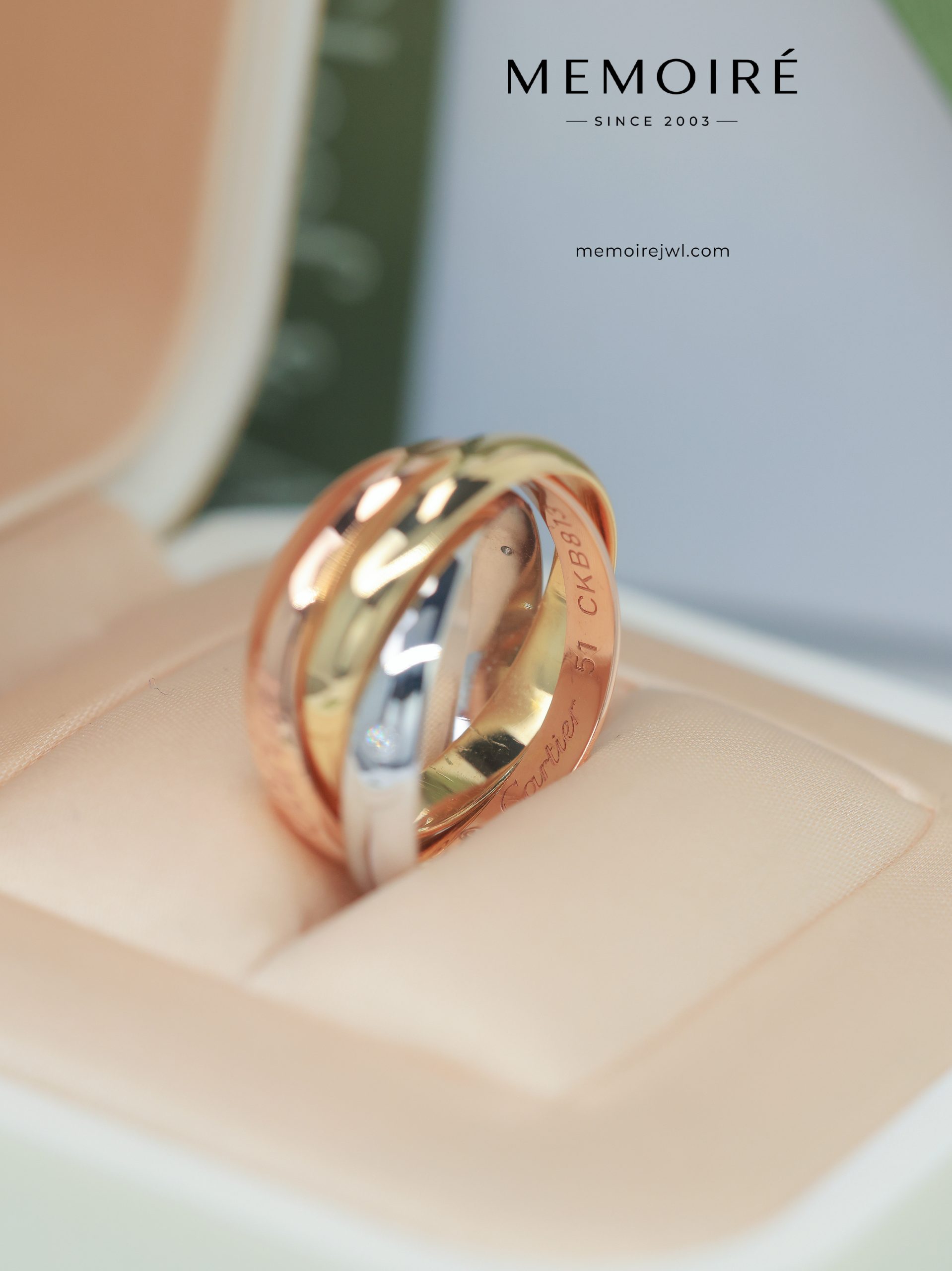 MÉMOIRÉ 18K Tri-Color Intertwined Single Diamond Band Ring - Image 4