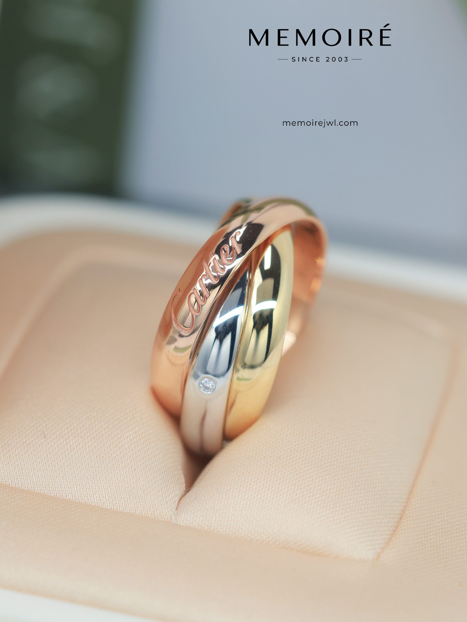 MÉMOIRÉ 18K Tri-Color Intertwined Single Diamond Band Ring - Image 5