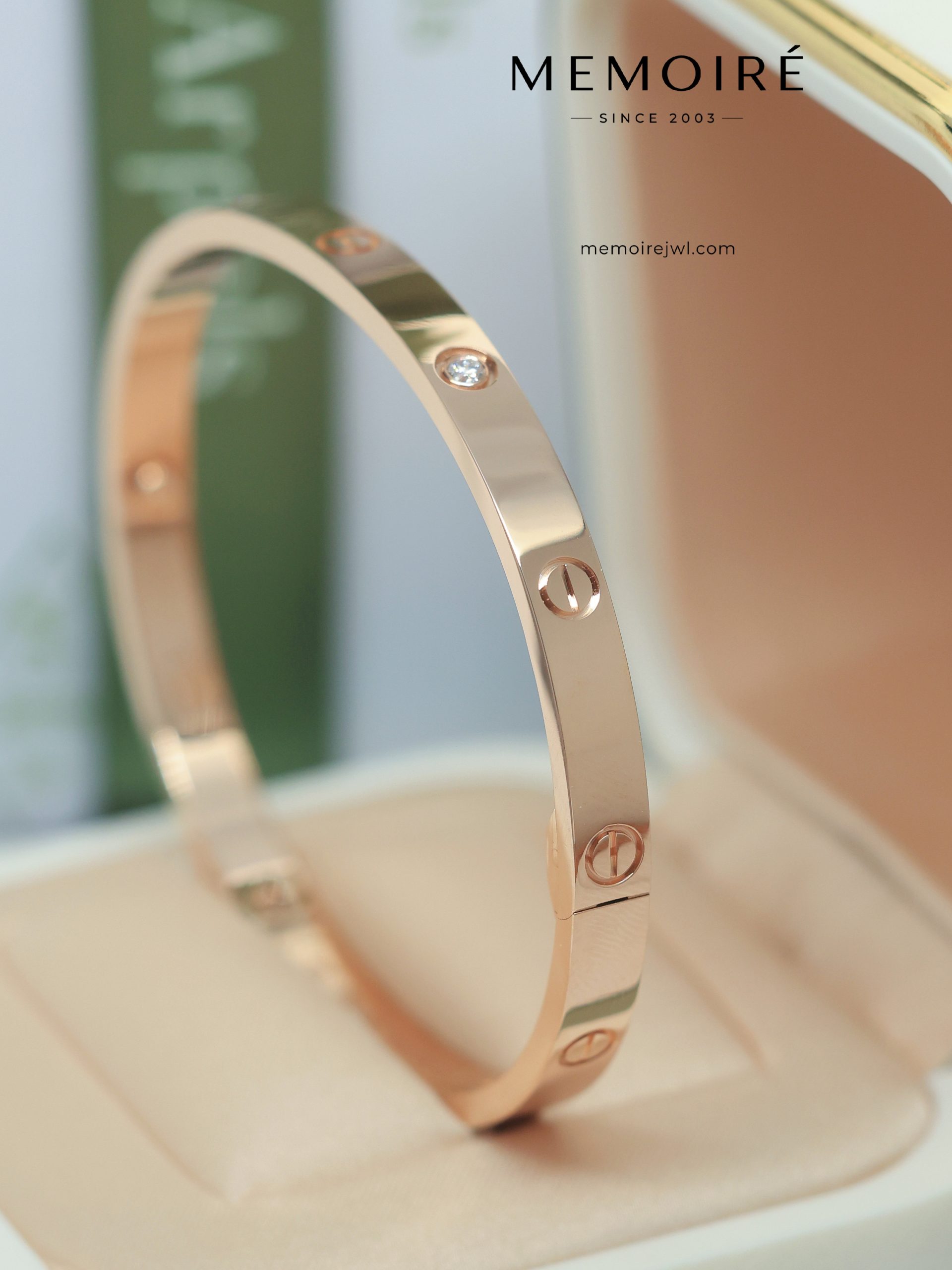 MÉMOIRÉ 18K Rose Gold Screw Detail Single Diamond Hinged Bangle - Image 2