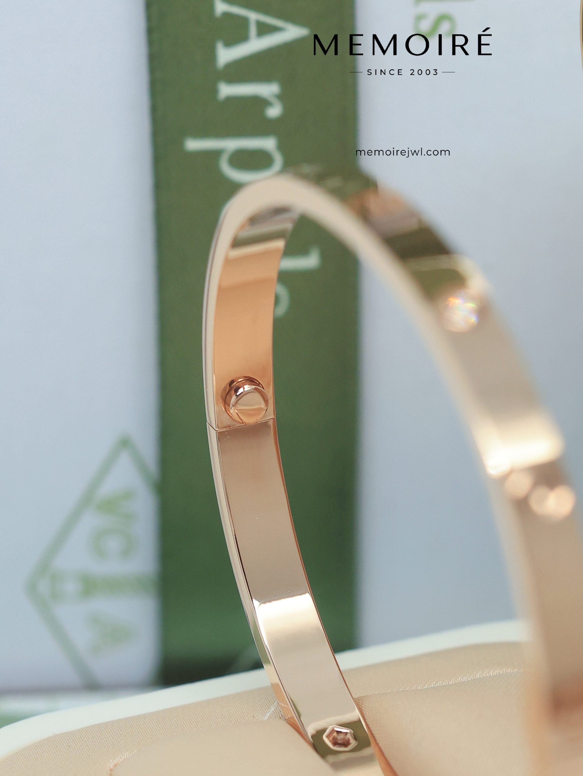MÉMOIRÉ 18K Rose Gold Screw Detail Single Diamond Hinged Bangle - Image 3