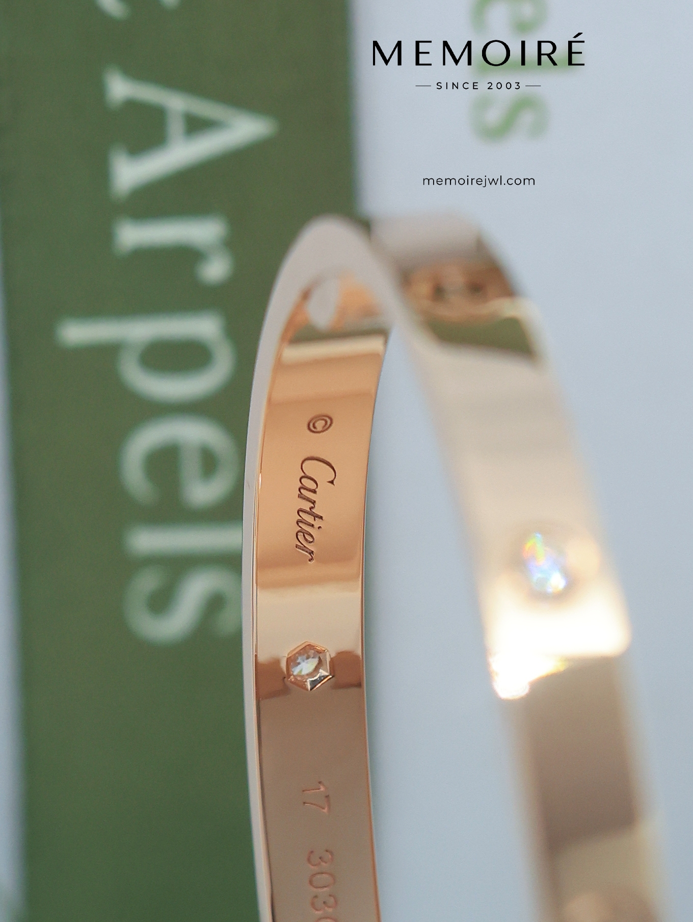 MÉMOIRÉ 18K Rose Gold Screw Detail Single Diamond Hinged Bangle - Image 4