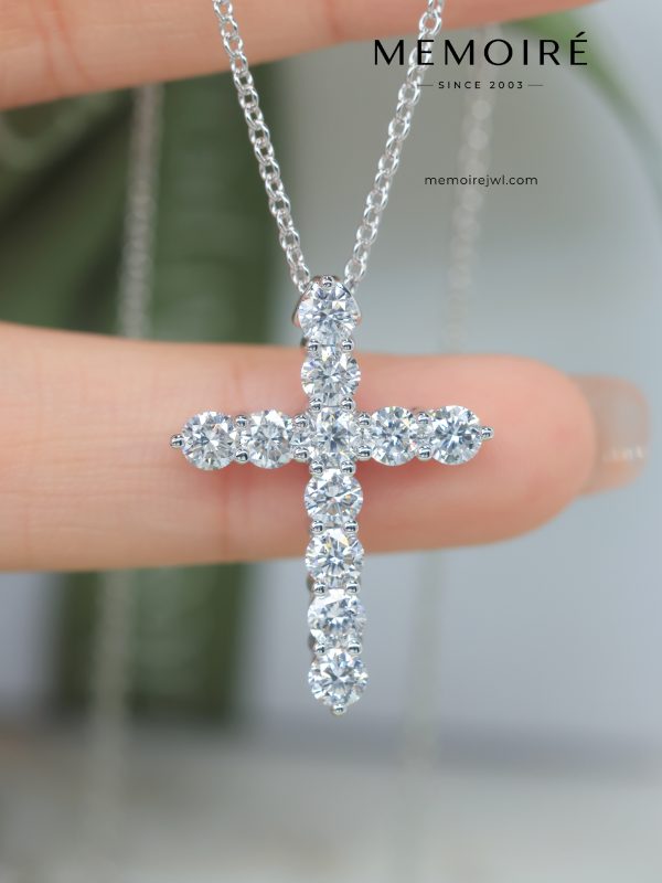 MEMOIRÉ White Gold Cross Pendant Necklace