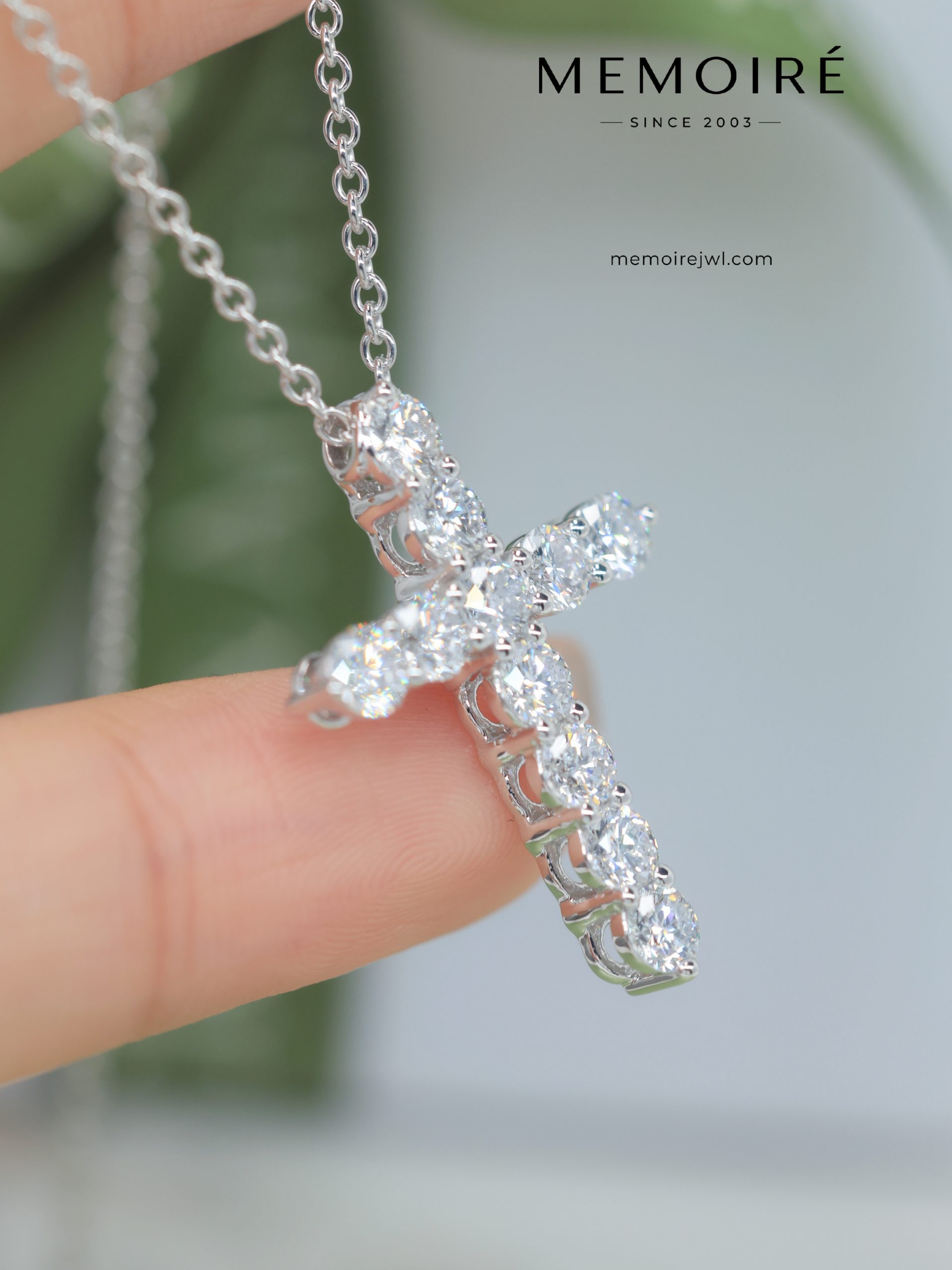 MEMOIRÉ White Gold Cross Pendant Necklace - Image 3
