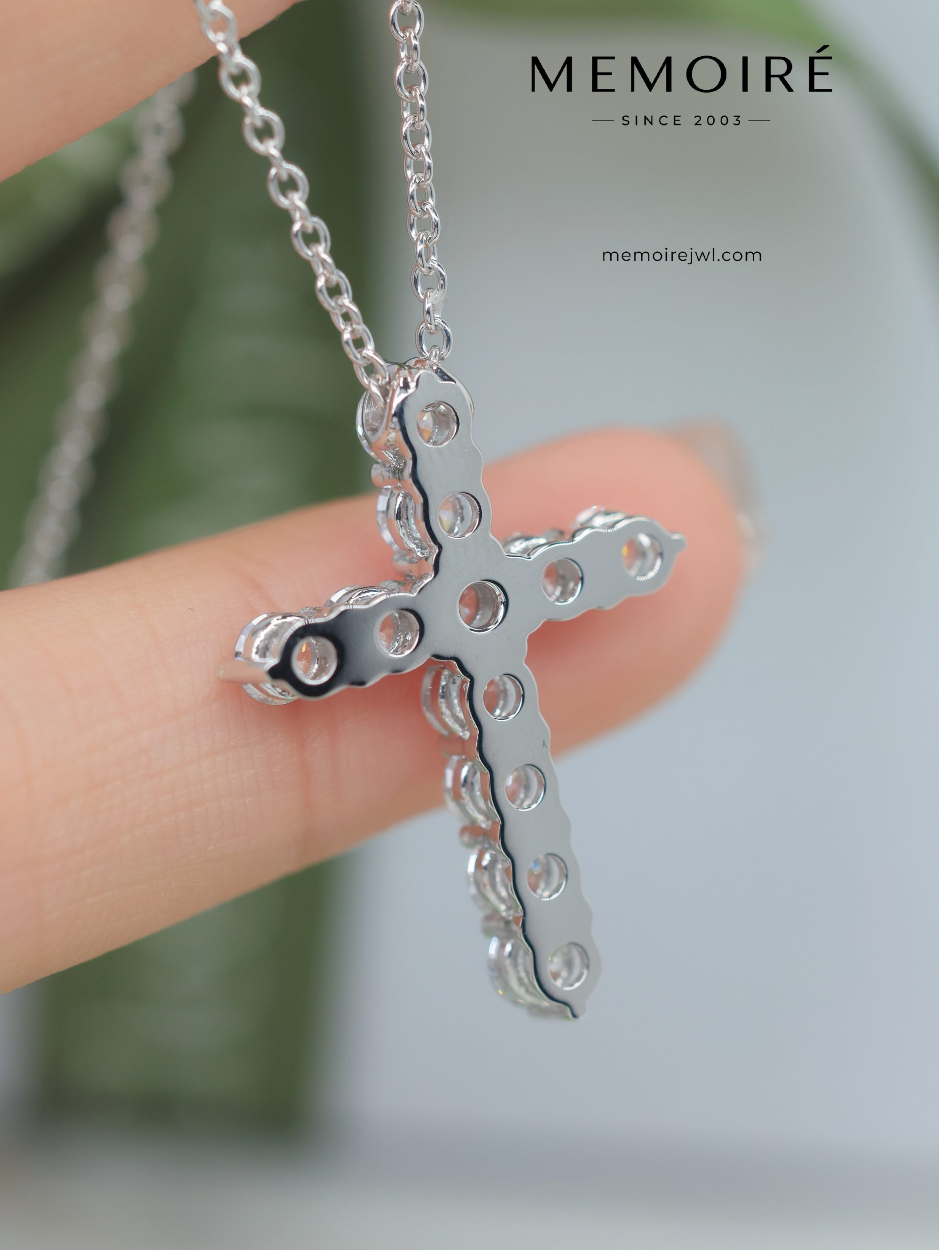 MEMOIRÉ White Gold Cross Pendant Necklace - Image 4