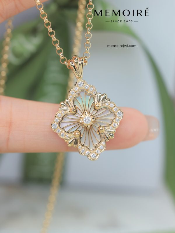 MEMOIRÉ 18K Yellow Gold Mother-of-Pearl Vintage Quatrefoil Diamond Pendant Necklace