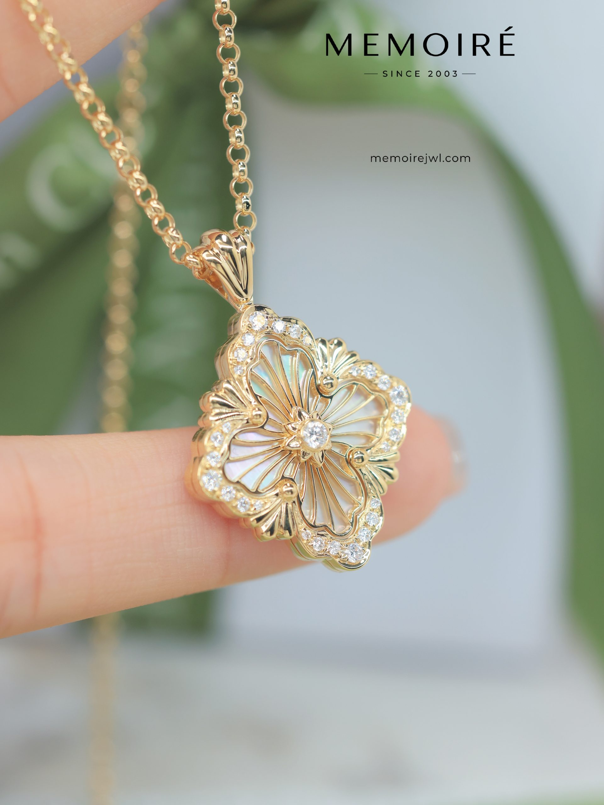 MEMOIRÉ 18K Yellow Gold Mother-of-Pearl Vintage Quatrefoil Diamond Pendant Necklace - Image 3