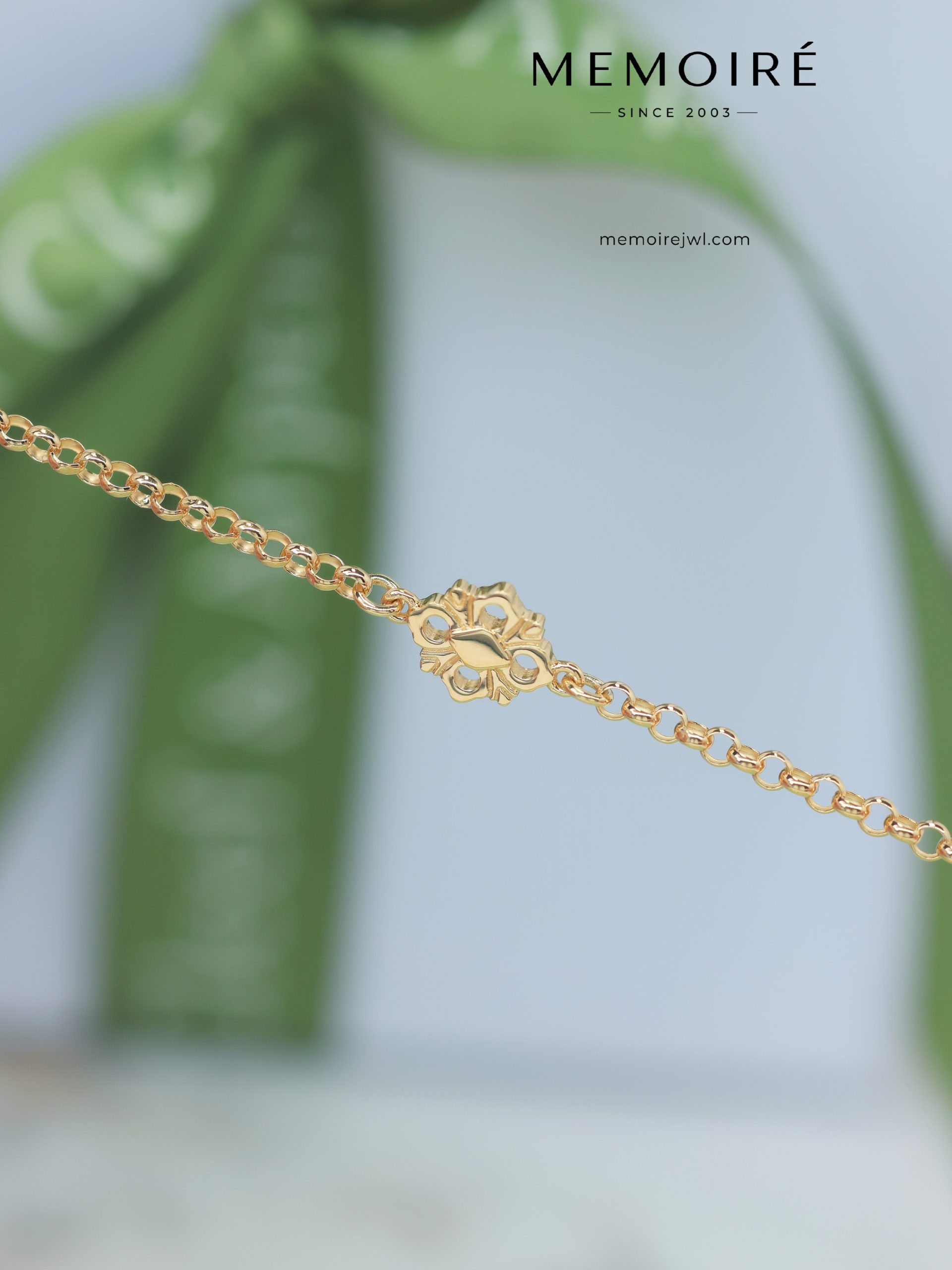 MEMOIRÉ 18K Yellow Gold Mother-of-Pearl Vintage Quatrefoil Diamond Pendant Necklace - Image 4