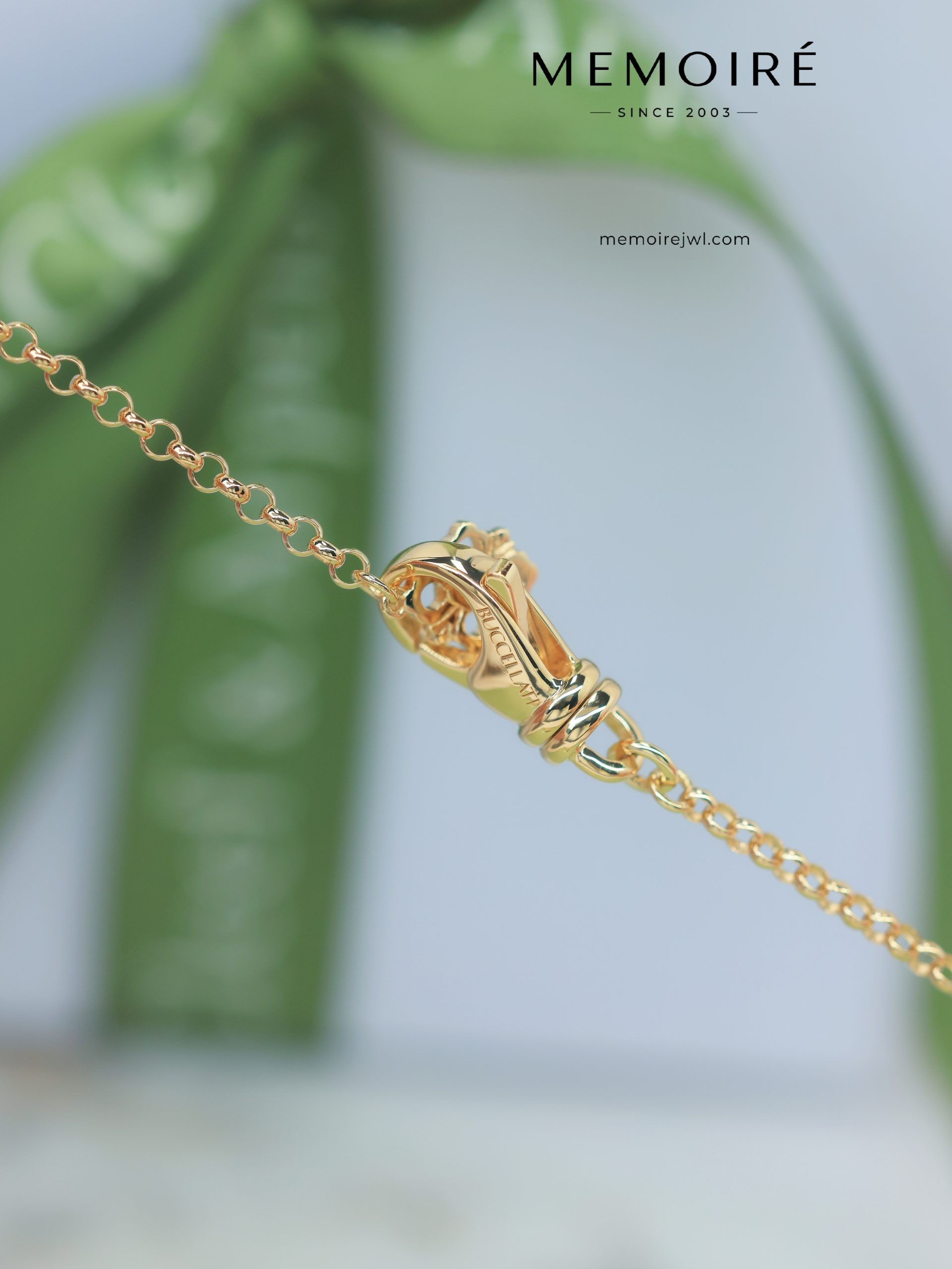 MEMOIRÉ 18K Yellow Gold Mother-of-Pearl Vintage Quatrefoil Diamond Pendant Necklace - Image 5