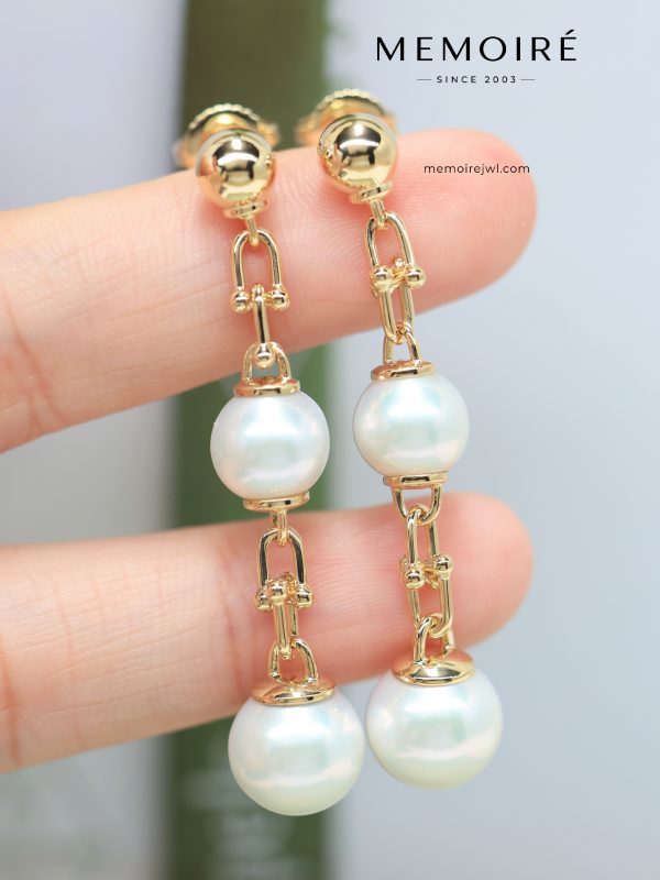 MEMOIRÉ Yellow Gold Small Lock U-Shaped Horseshoe Earrings with Pearls