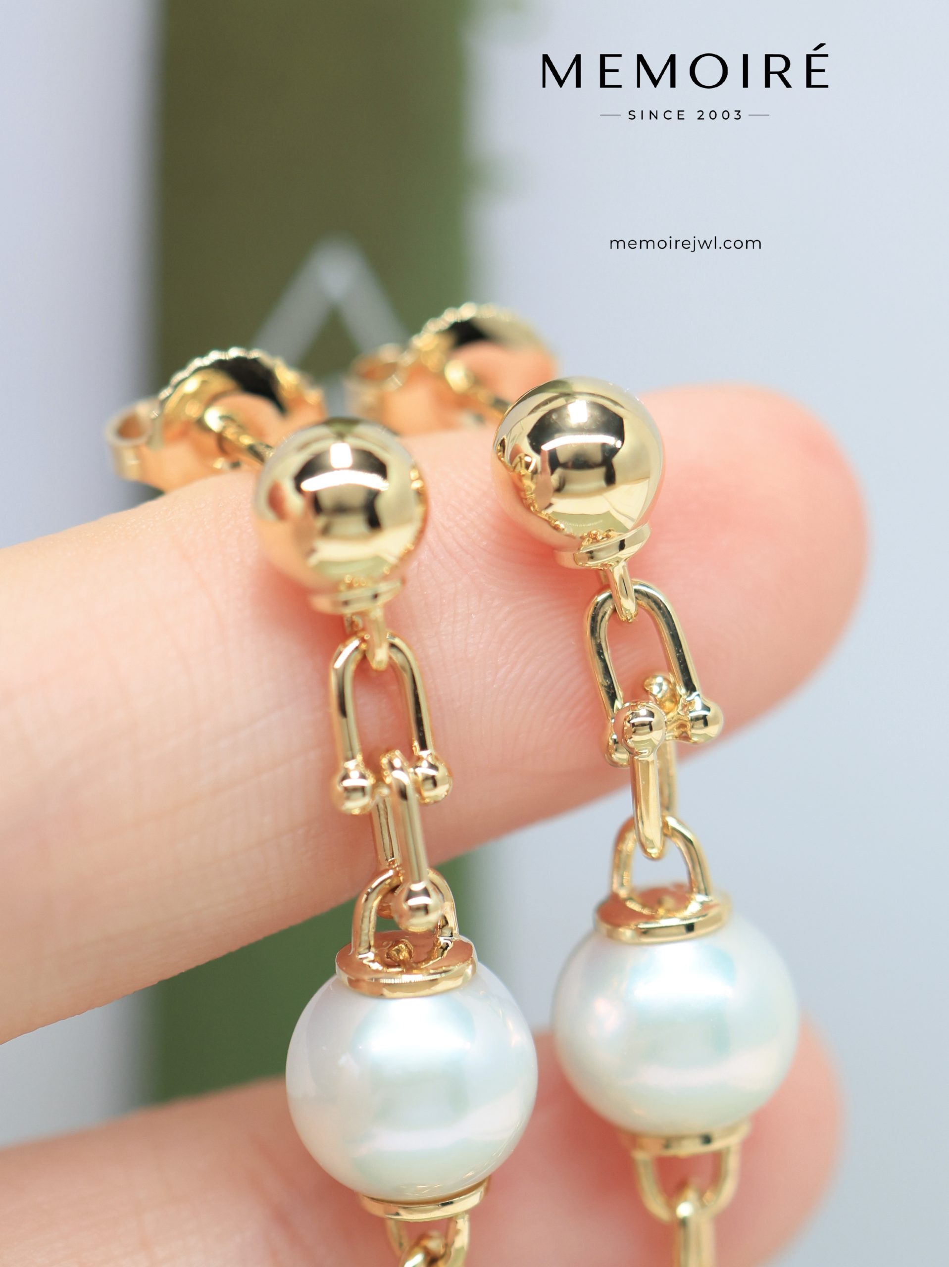 MEMOIRÉ Yellow Gold Small Lock U-Shaped Horseshoe Earrings with Pearls - Image 3