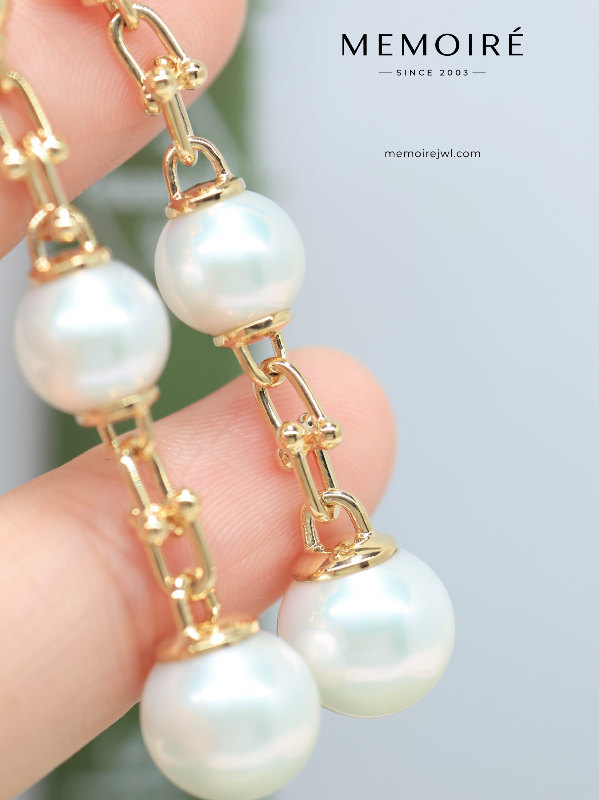 MEMOIRÉ Yellow Gold Small Lock U-Shaped Horseshoe Earrings with Pearls - Image 4