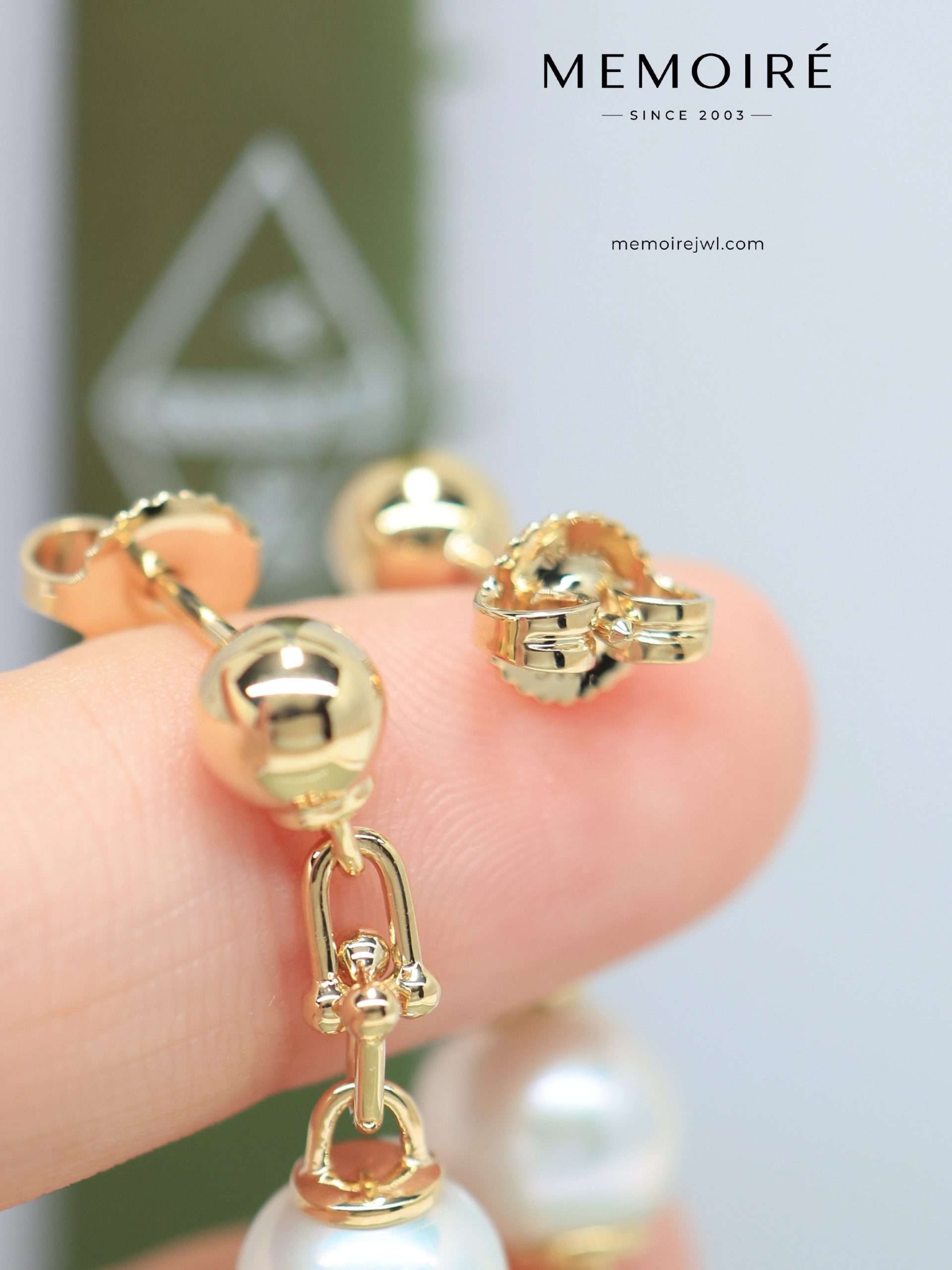 MEMOIRÉ Yellow Gold Small Lock U-Shaped Horseshoe Earrings with Pearls - Image 5