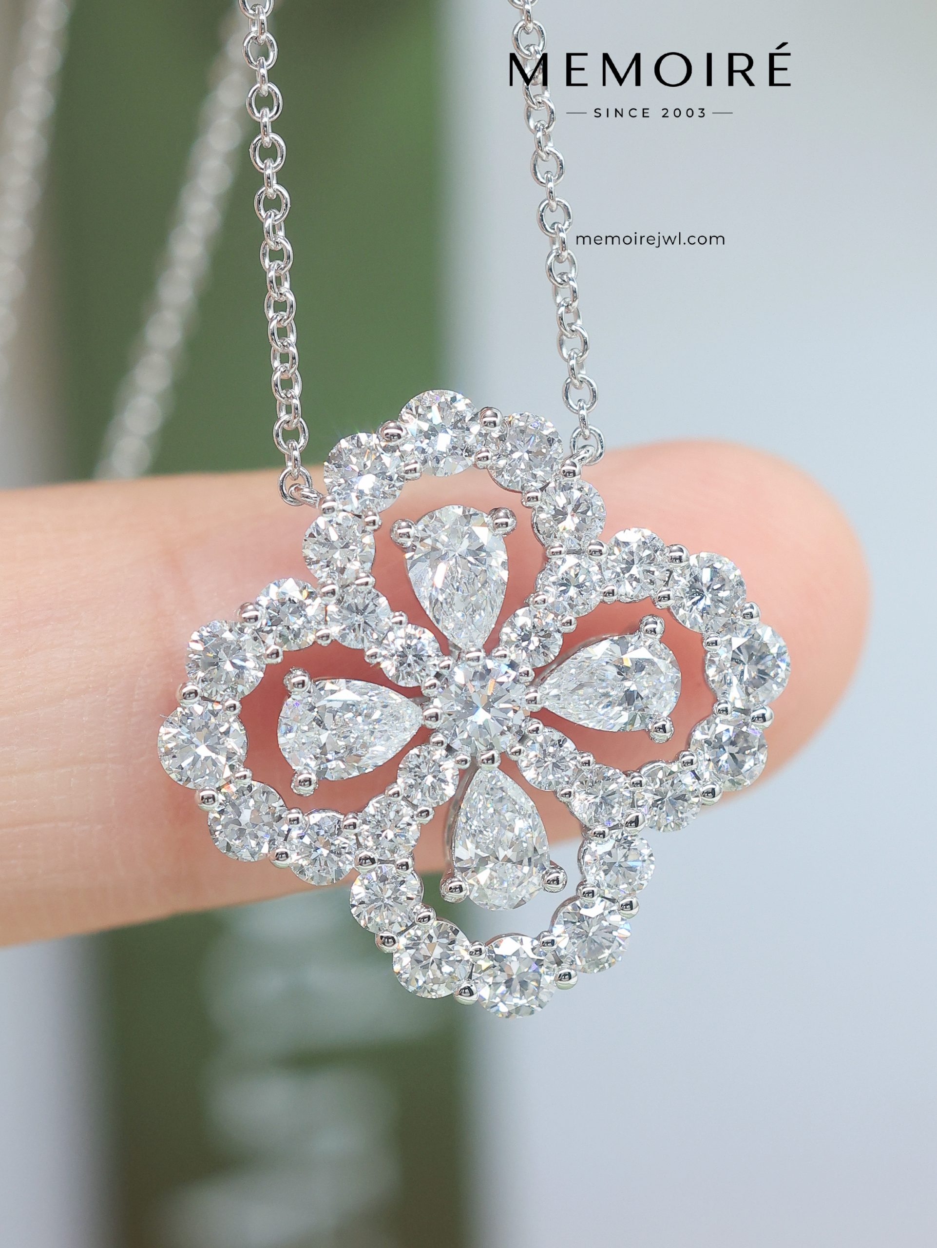 MEMOIRÉ White Gold Large Loop Diamond Necklace