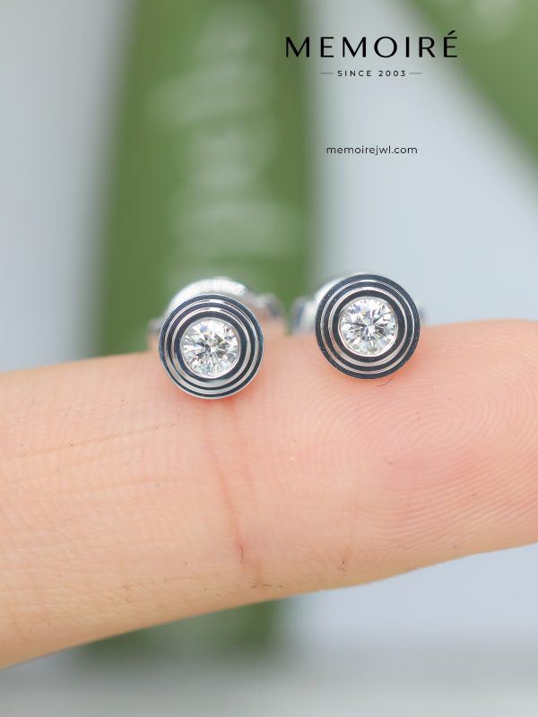 MÉMOIRÉ 18K White Gold Multi-Ring Bezel Set Solitaire Diamond Stud Earrings