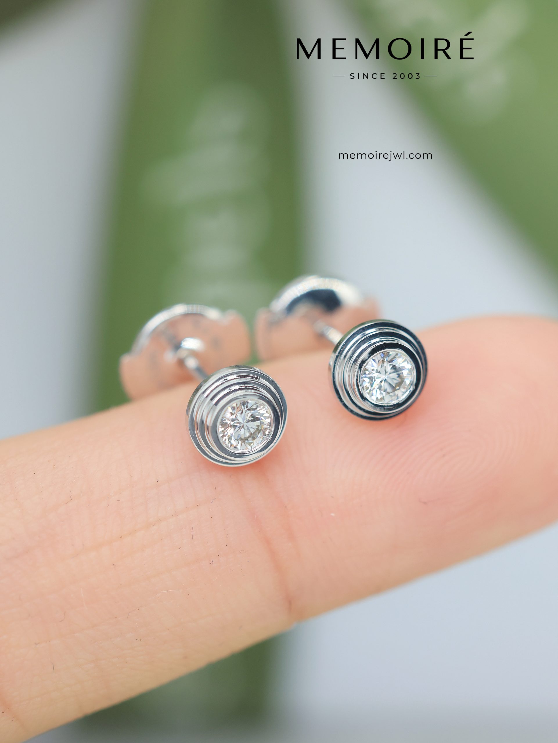 MÉMOIRÉ 18K White Gold Multi-Ring Bezel Set Solitaire Diamond Stud Earrings - Image 3
