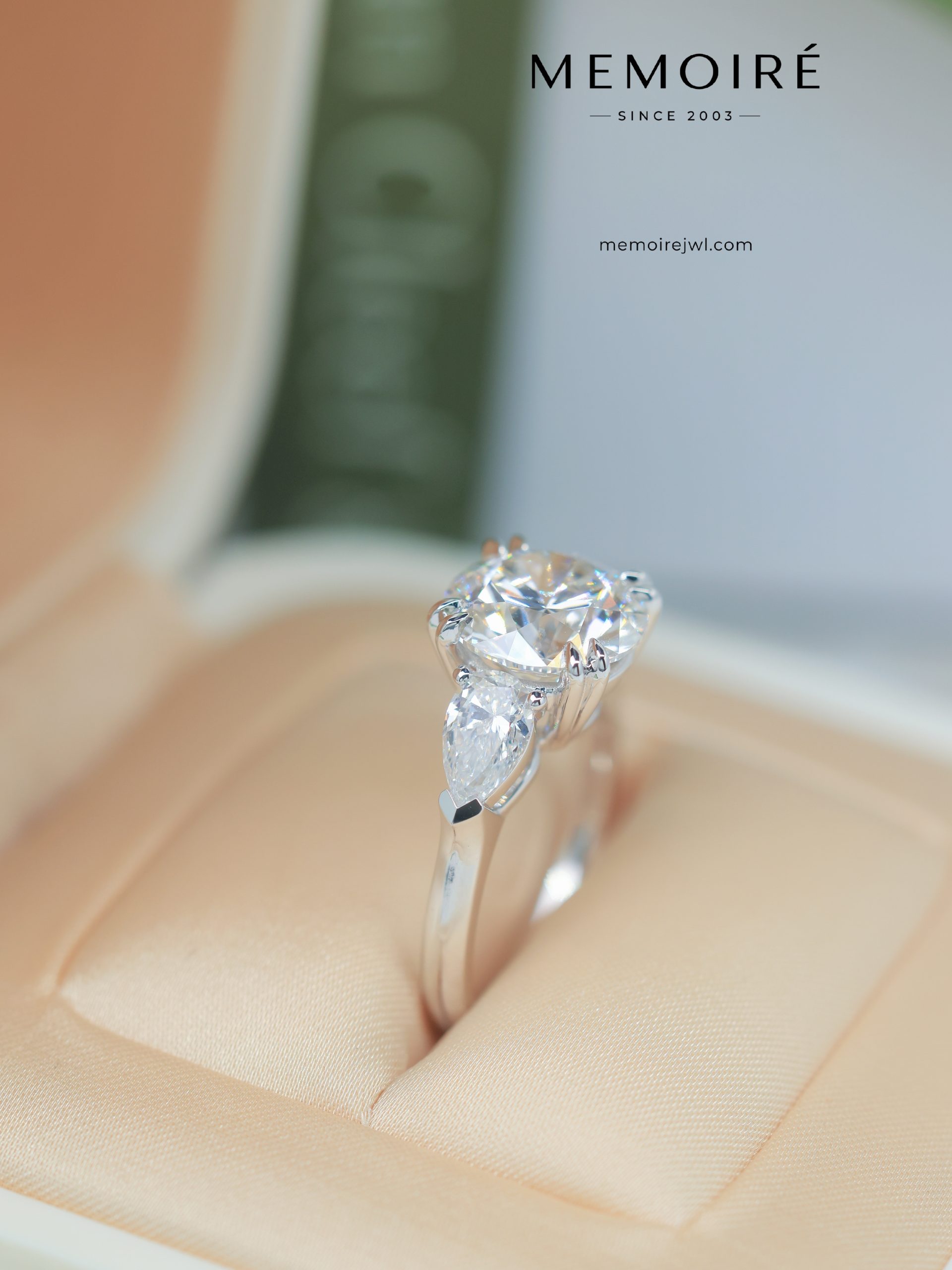MÉMOIRÉ 18K White Gold Cushion Pear Three Stone Diamond Ring - Image 5