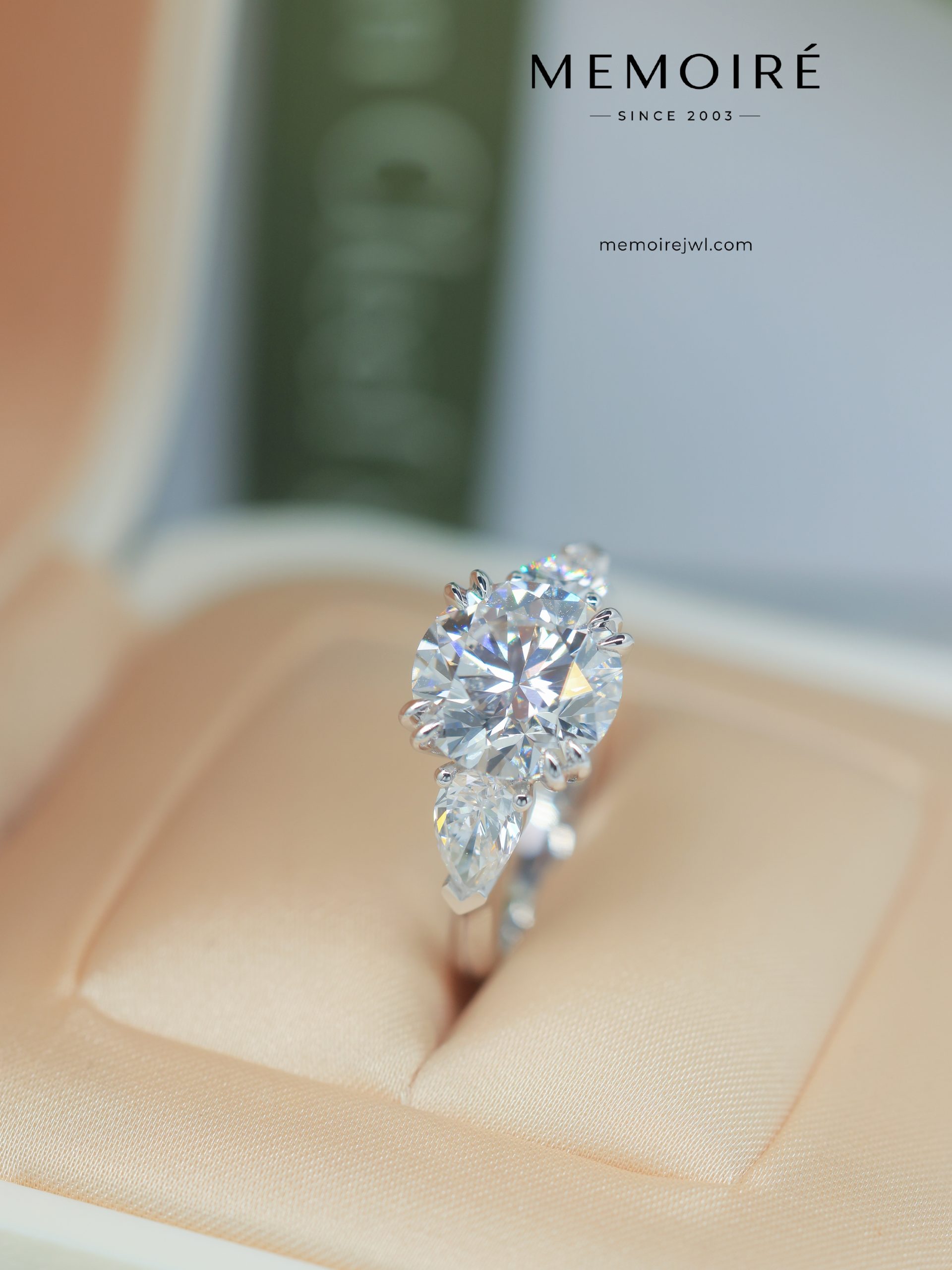 MÉMOIRÉ 18K White Gold Cushion Pear Three Stone Diamond Ring - Image 4