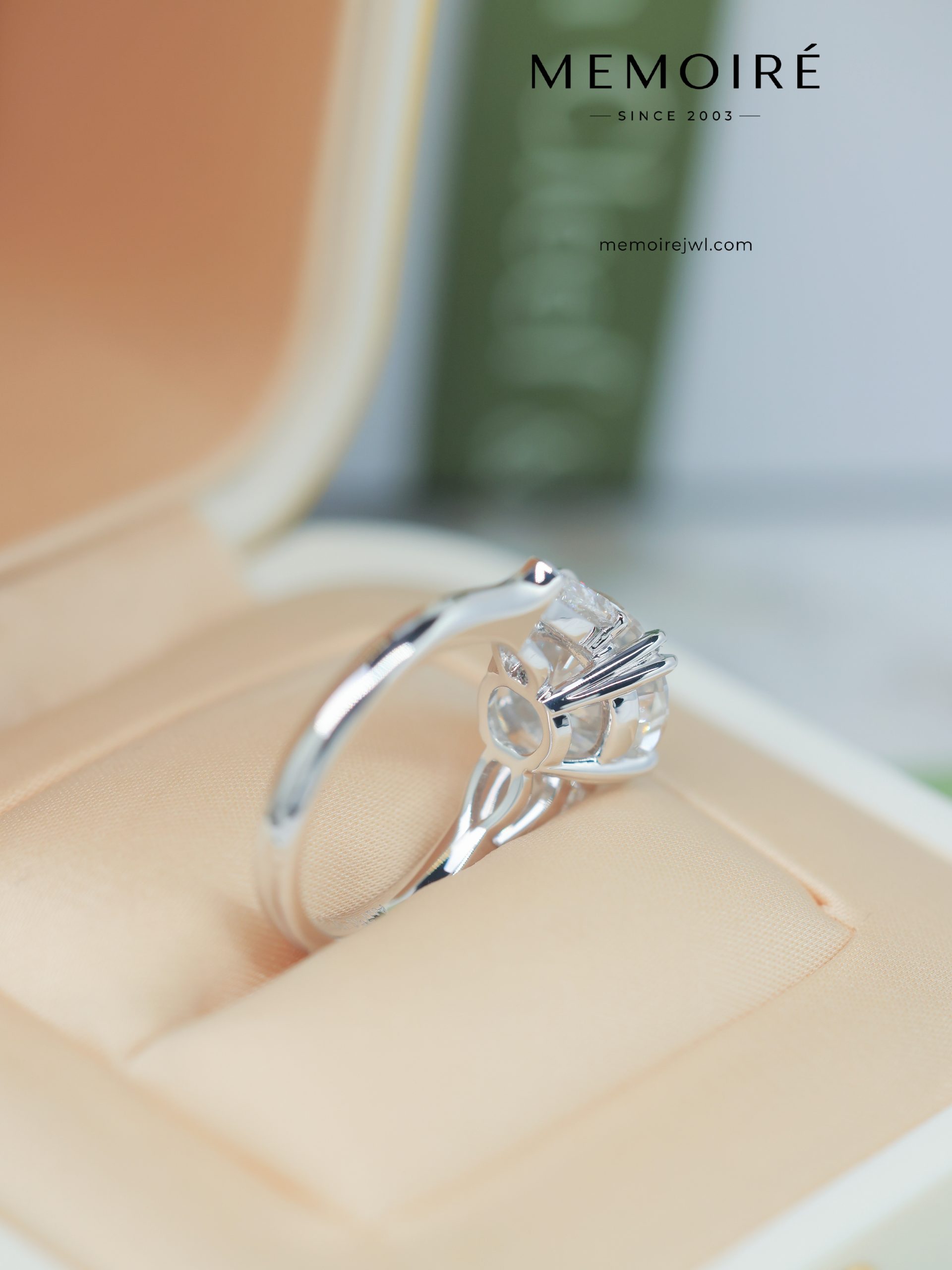 MÉMOIRÉ 18K White Gold Cushion Pear Three Stone Diamond Ring - Image 3