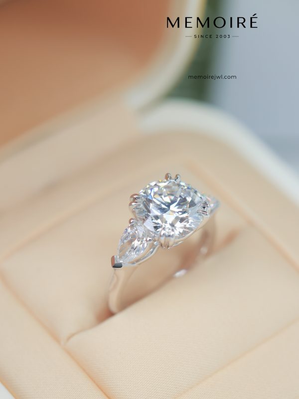 MÉMOIRÉ 18K White Gold Cushion Pear Three Stone Diamond Ring