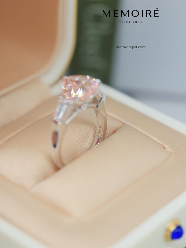 MÉMOIRÉ 18K White Gold Pink Heart Three Stone Diamond Ring