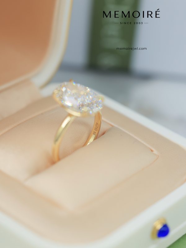 MÉMOIRÉ 18K Gold Minimal Oval Four-Prong Solitaire Ring