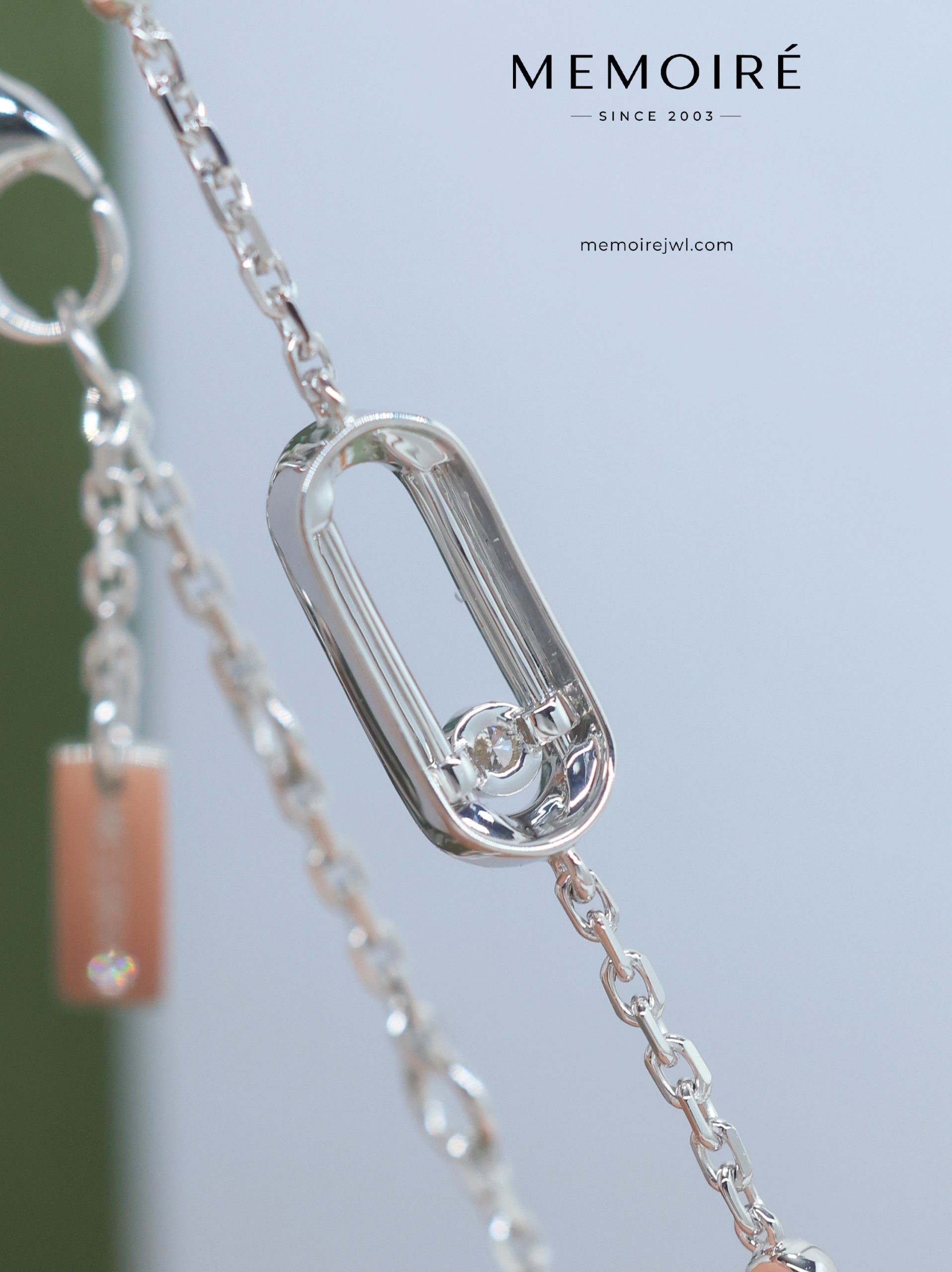 MEMOIRÉ White Gold Small Single Moving Diamond Bracelet - Image 4