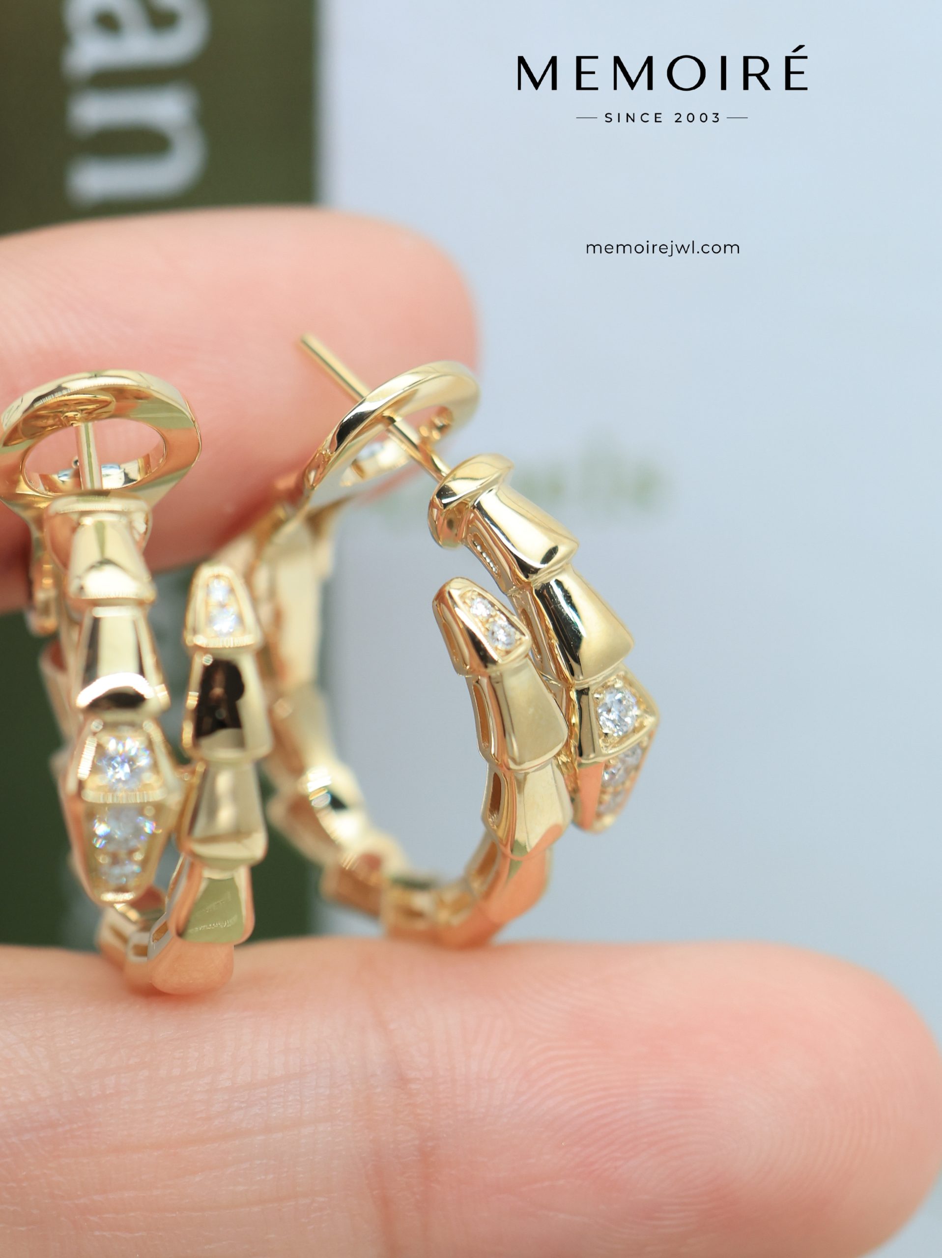 MÉMOIRÉ Snake Segment Pave Diamond 18K Yellow Gold Hoop Earrings - Image 5