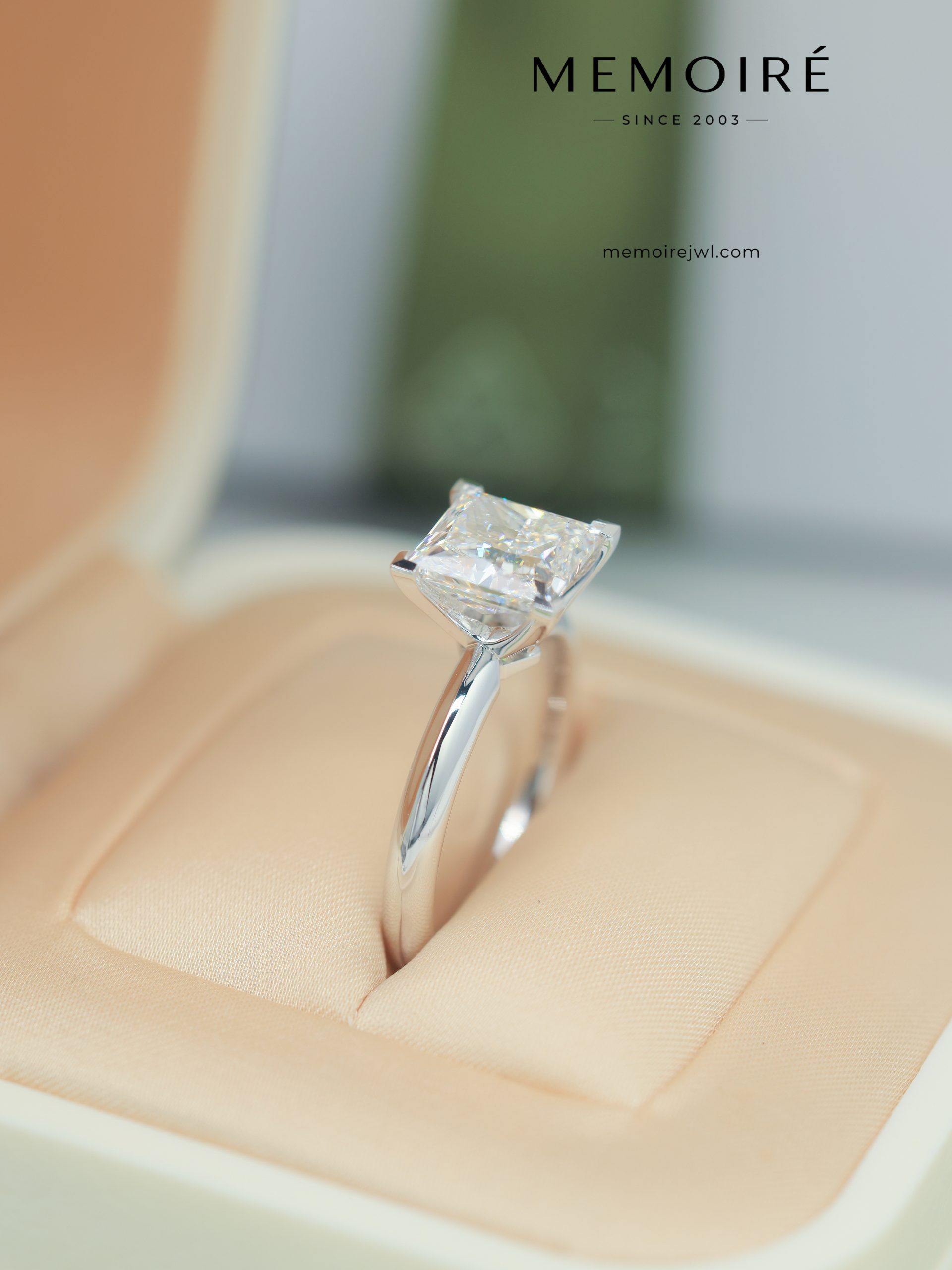 MÉMOIRÉ 18K White Gold Emerald Cut Solitaire Diamond Ring - Image 3
