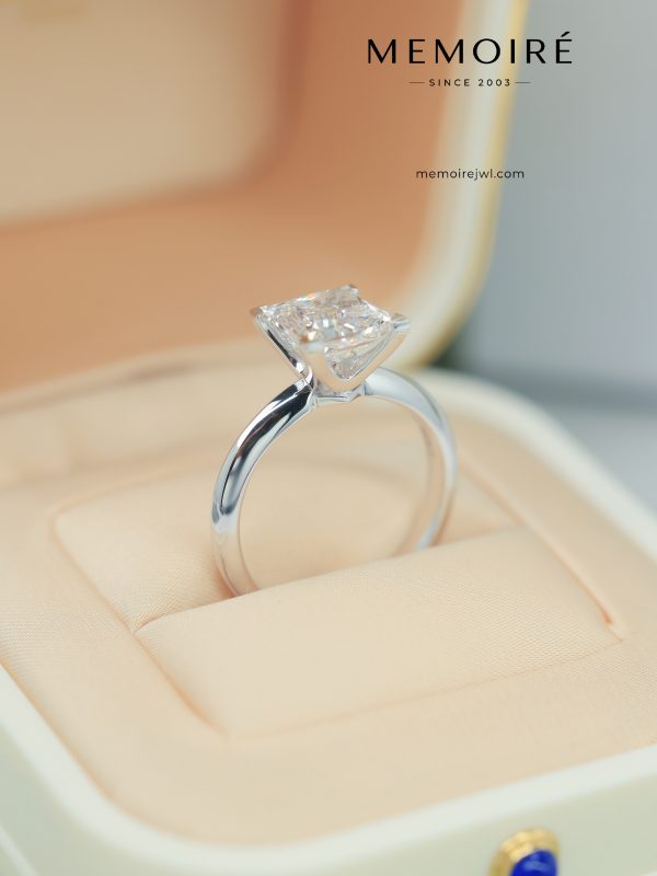 MÉMOIRÉ 18K White Gold Emerald Cut Solitaire Diamond Ring