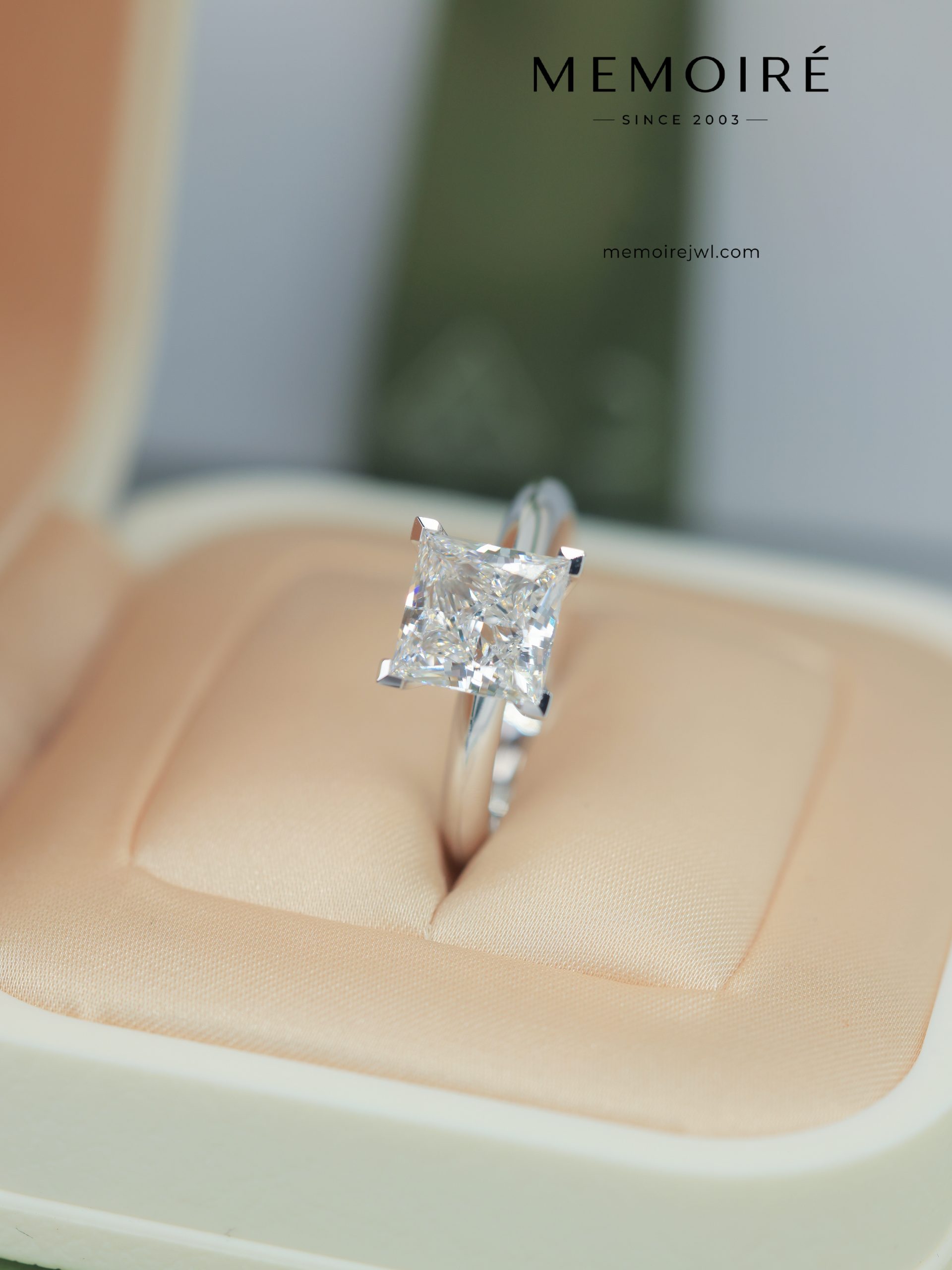 MÉMOIRÉ 18K White Gold Emerald Cut Solitaire Diamond Ring - Image 4