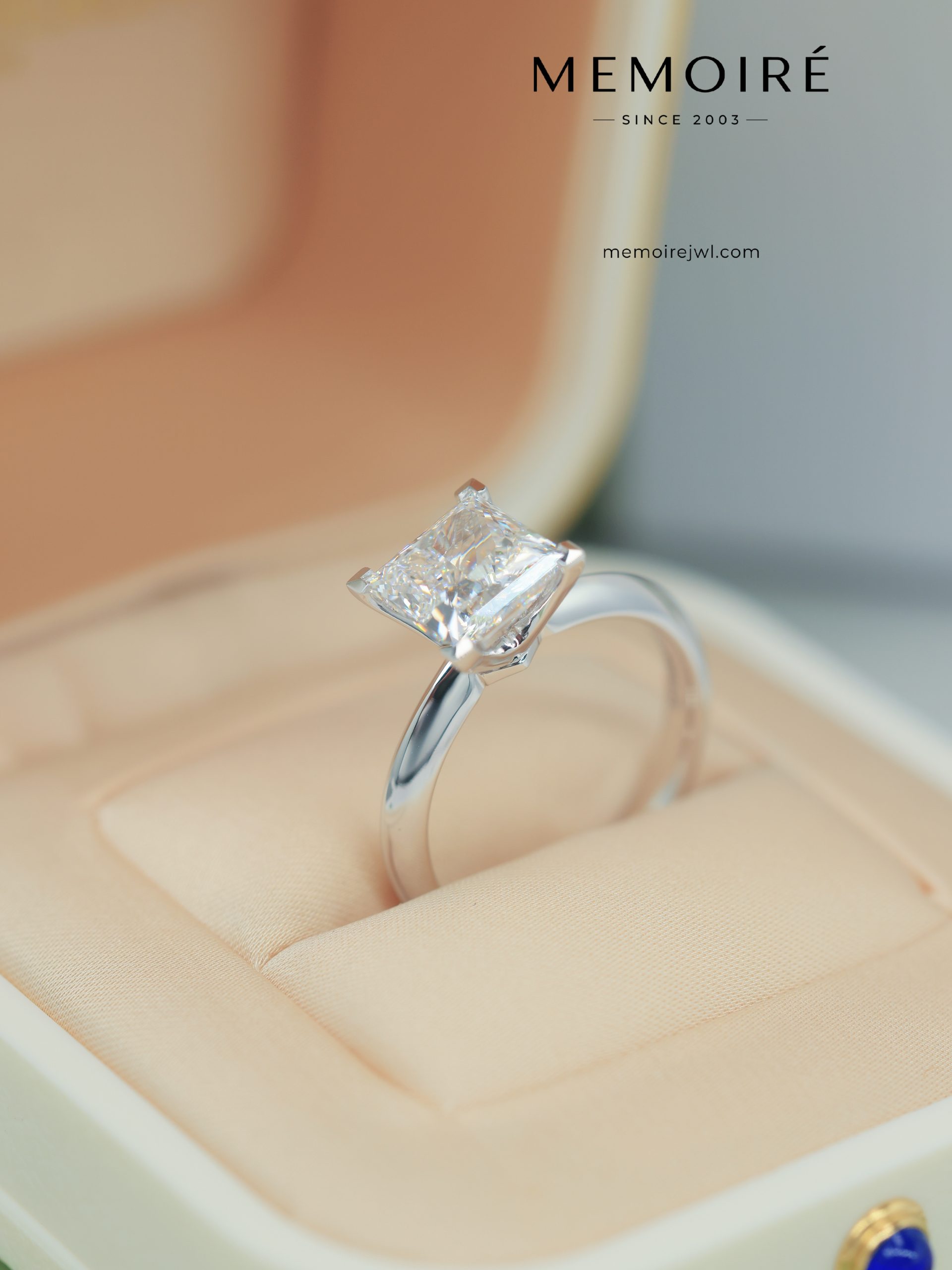 MÉMOIRÉ 18K White Gold Emerald Cut Solitaire Diamond Ring - Image 5