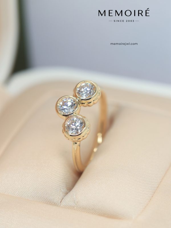 MÉMOIRÉ 18K Gold Scalloped Bezel Three Stone Bypass Ring