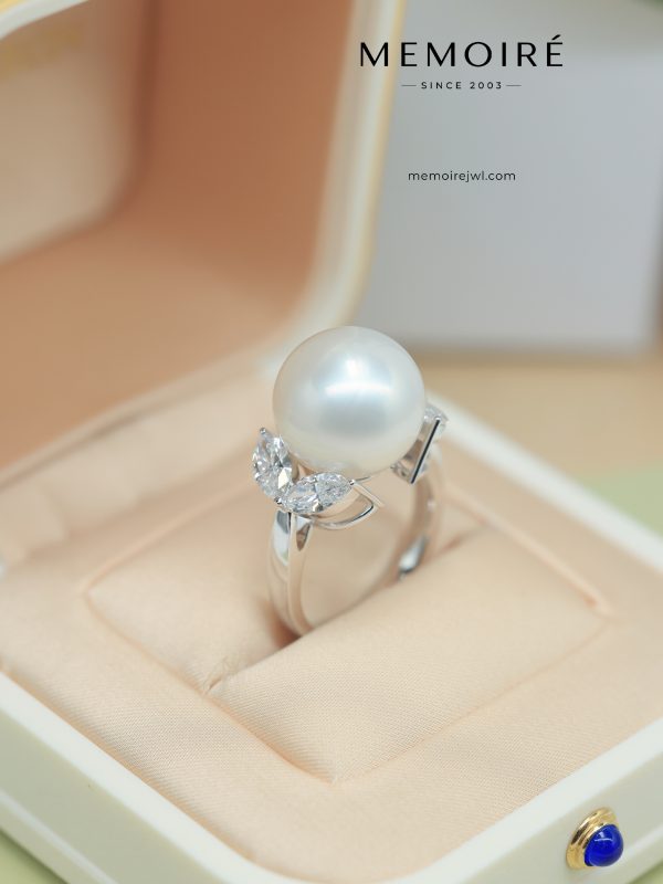 MEMOIRÉ Platinum South Sea Pearl Ring with Diamond Accents
