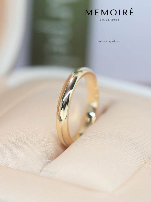 MÉMOIRÉ 18K Yellow Gold High Polished Dome Plain Wedding Band Ring
