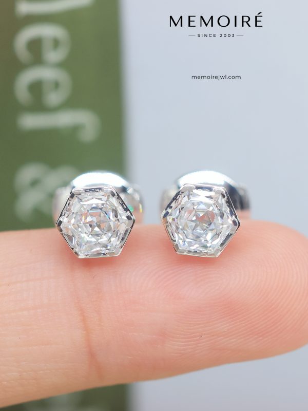 MEMOIRÉ Platinum Hexagonal Honeycomb Single Diamond Stud Earrings