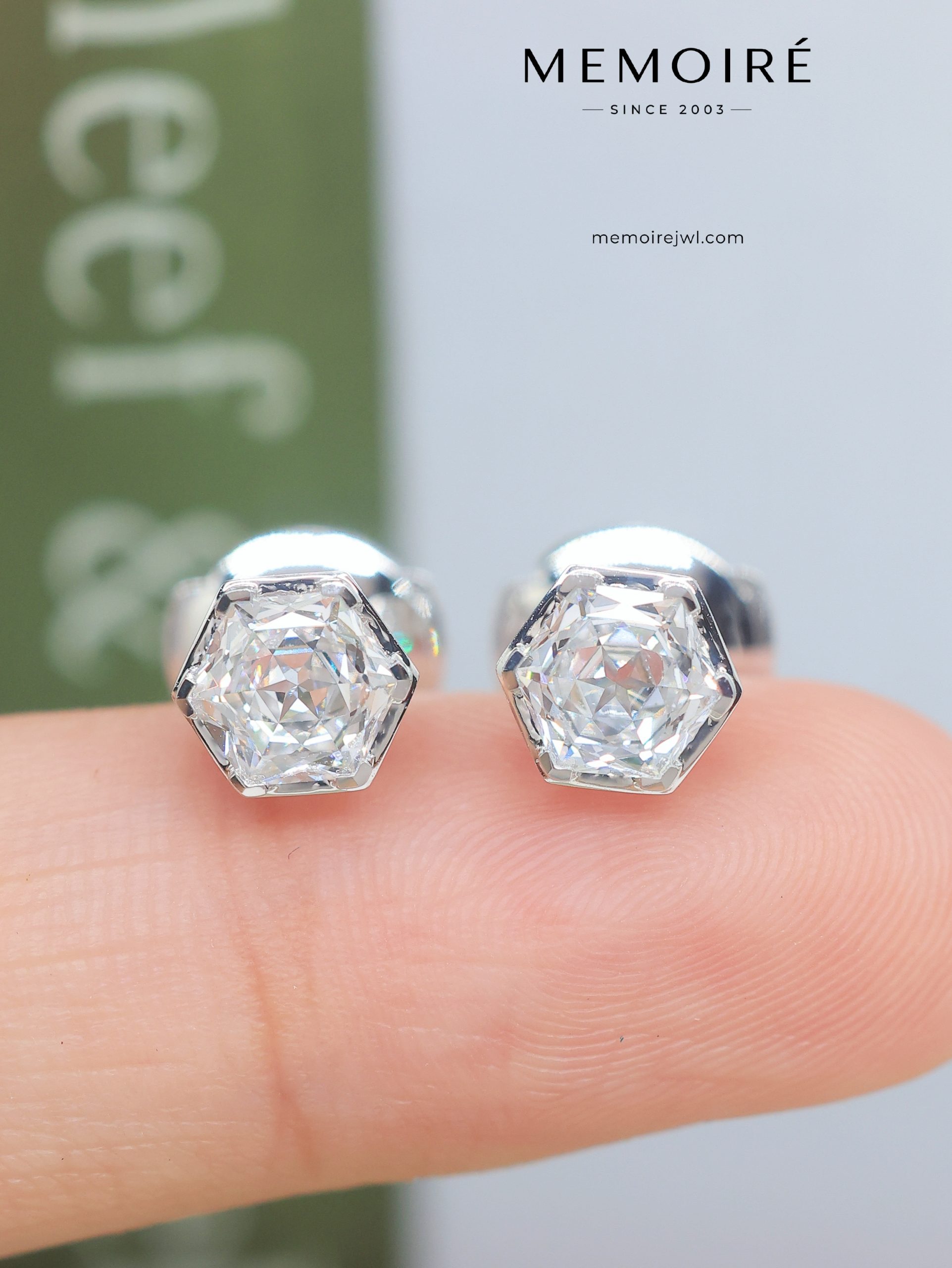 MEMOIRÉ Platinum Hexagonal Honeycomb Single Diamond Stud Earrings