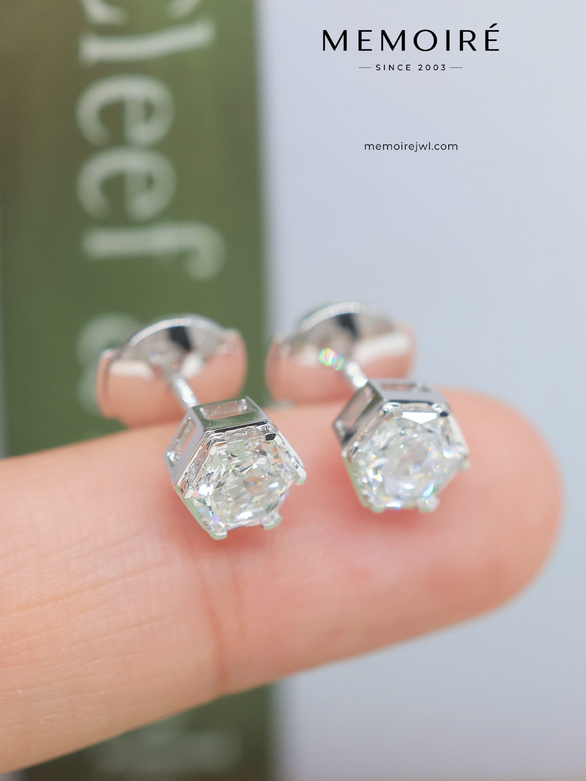 MEMOIRÉ Platinum Hexagonal Honeycomb Single Diamond Stud Earrings - Image 3