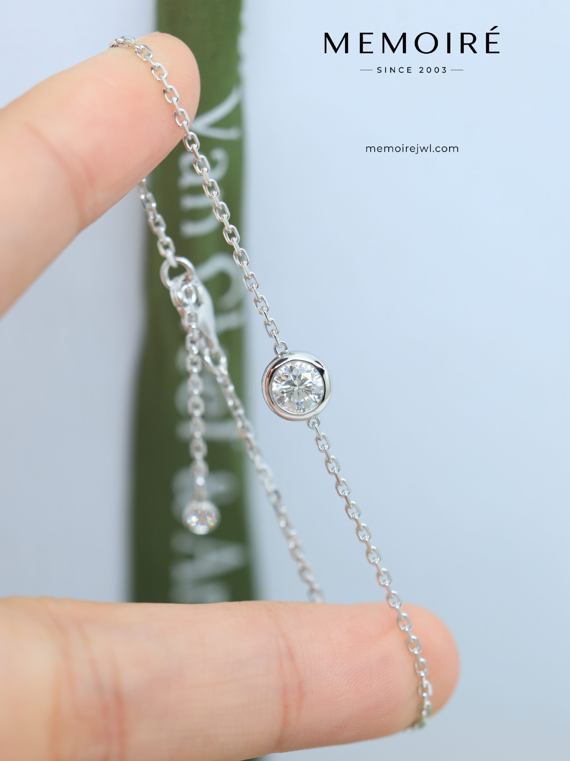 MÉMOIRÉ 18K White Gold Bezel Floating Diamond Necklace